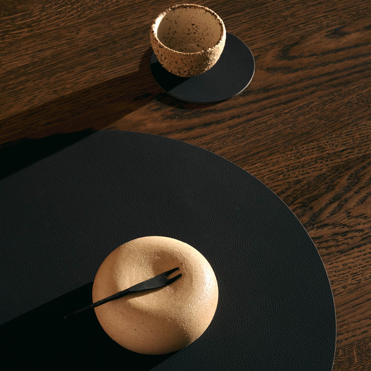 LIND DNA Circle Nupo bordstablett 38 cm Black Ink