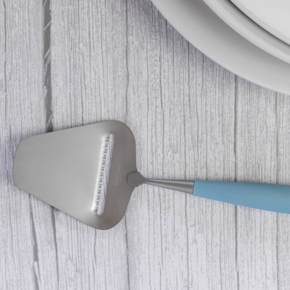 Bjørklund Osthyvel med räfflor 27,5 cm dimblå