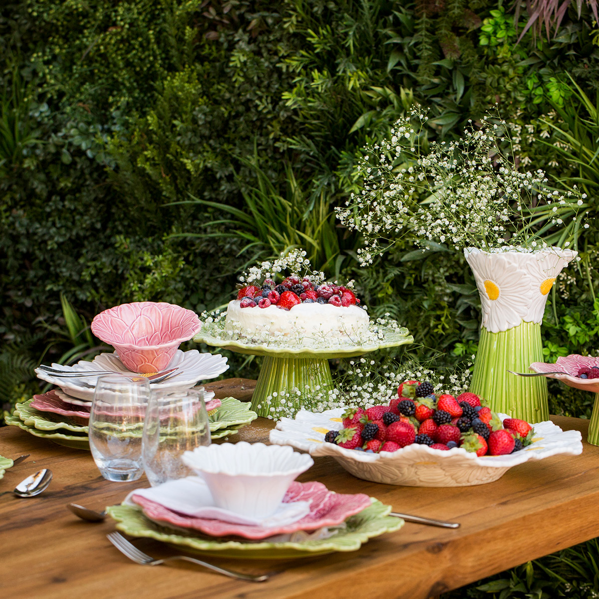 Bordallo Pinheiro Maria Flor tårtfat på fot Dahlia