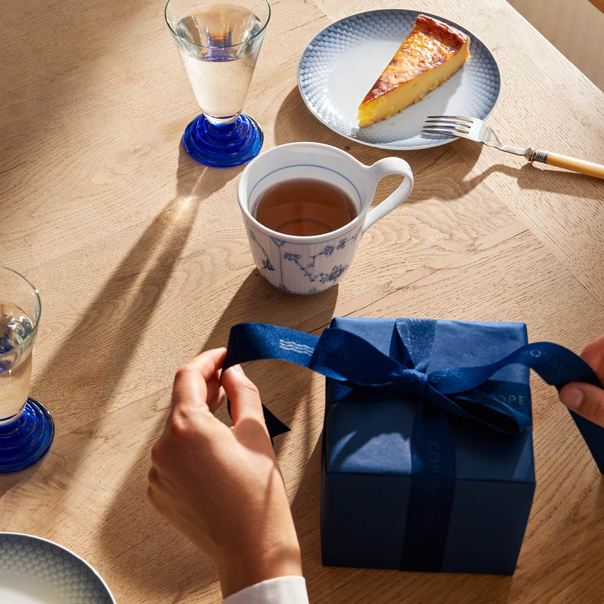 Royal Copenhagen Blue Fluted Plain kopp 33 cl högt handtag