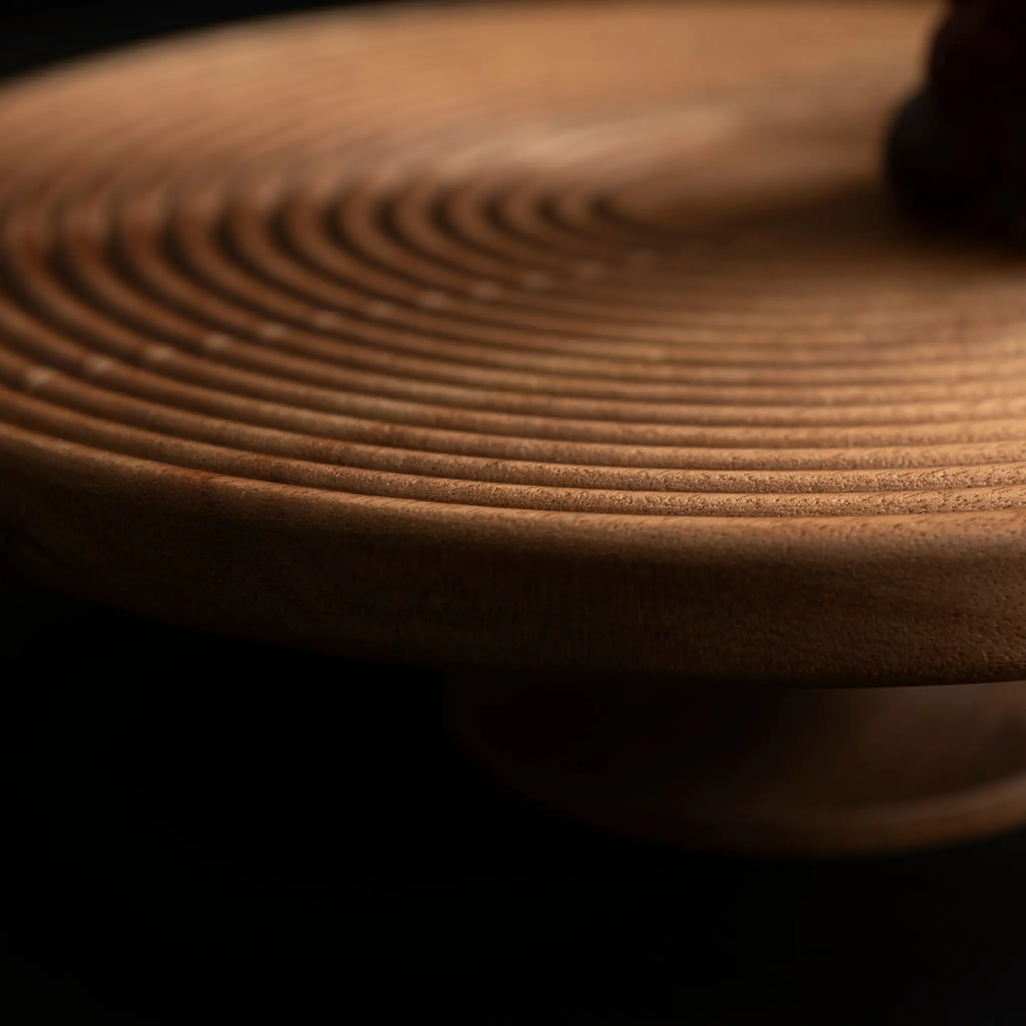 Maku Kitchen Life Uppläggningsfat på fot 30 cm akacia