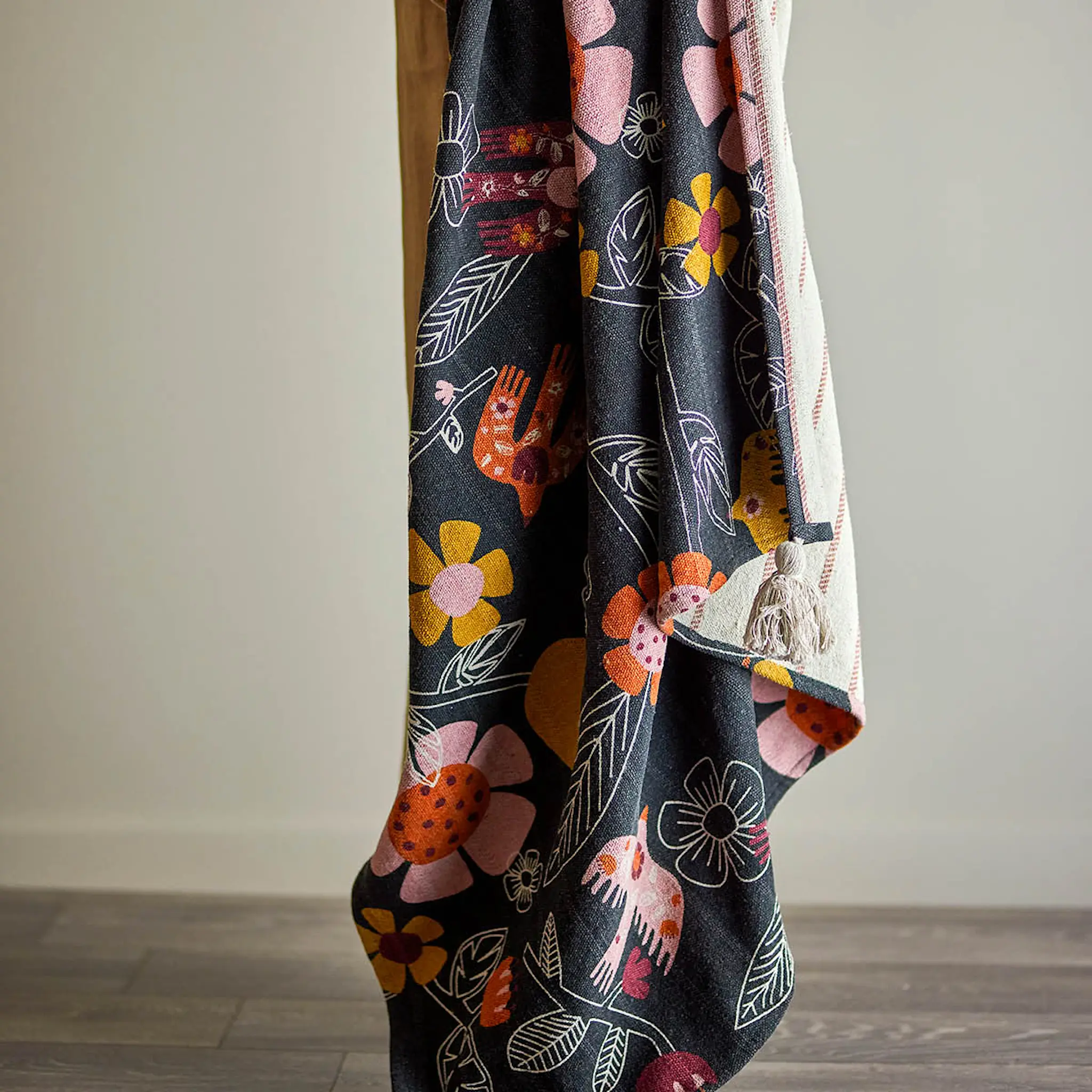Bloomingville Vivielle pledd 160x130 cm blomster mørk