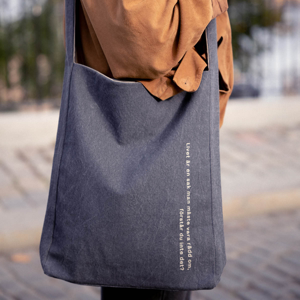 Design House Stockholm Astrid Lindgren tygkasse 40x31 cm Livet är en sak man måste... blå