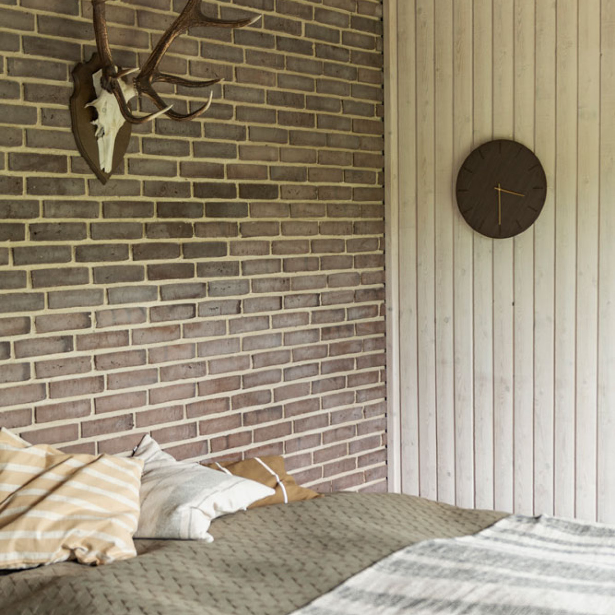 Hemverk Dark Oak Seinäkello 28 cm Tumma tammi/Musta