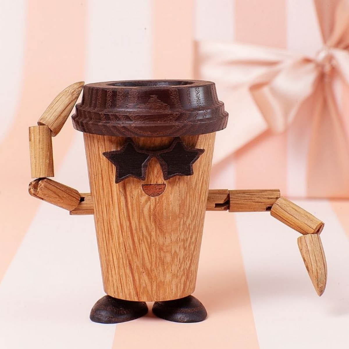 Spring Copenhagen Woodies Esther Espresso To Go Coffee träddekoration 8,5 cm ek