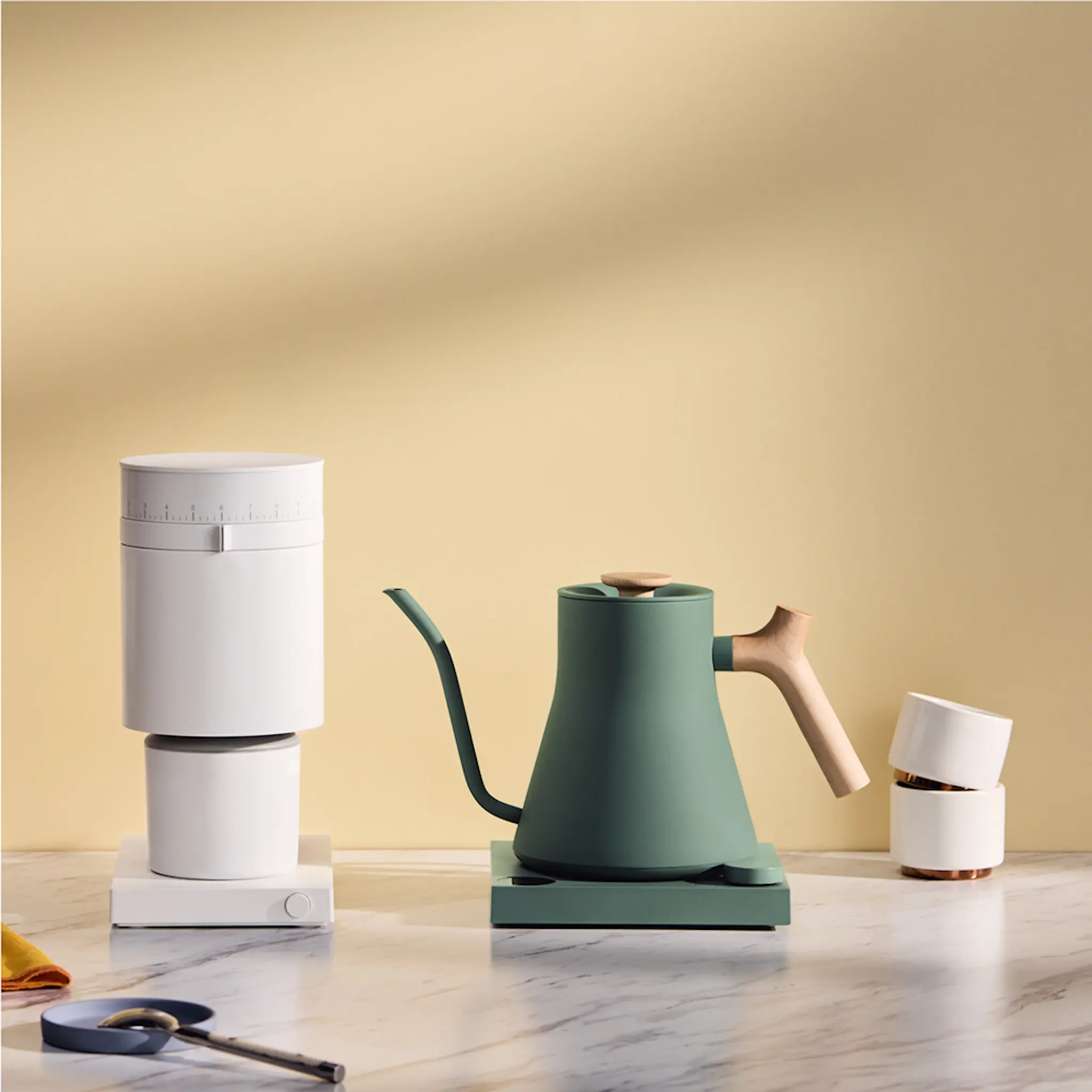 Fellow Stagg EKG Pro elektrisk vattenkokare 0,9 L smoke green/lönn