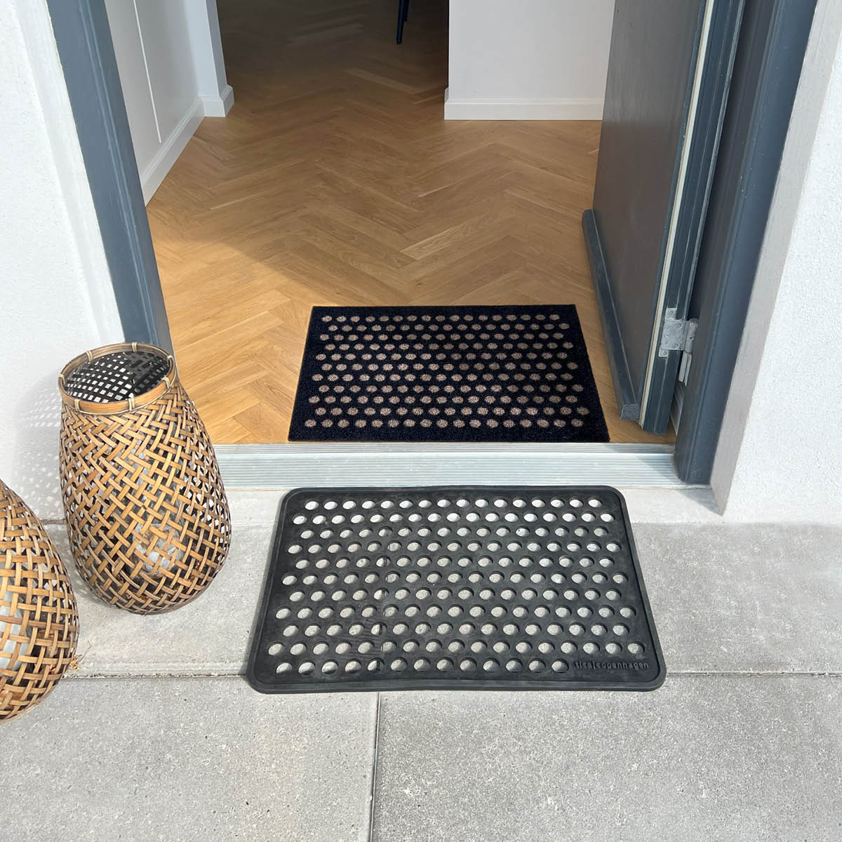 Tica Copenhagen Dot golvmatta 40x60 cm svart/sand