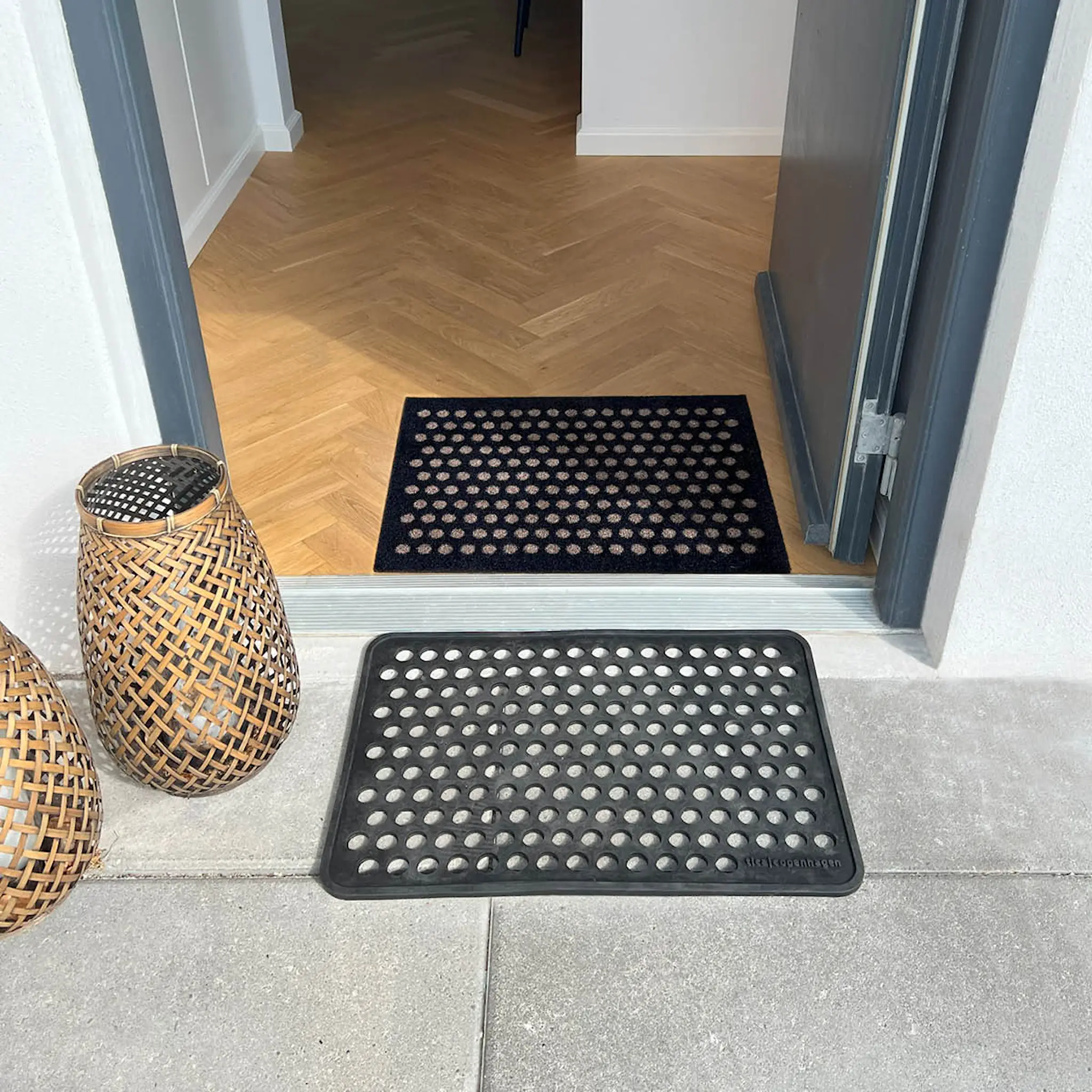 Tica Copenhagen Dot Matto 40x60 cmMusta/Hiekka