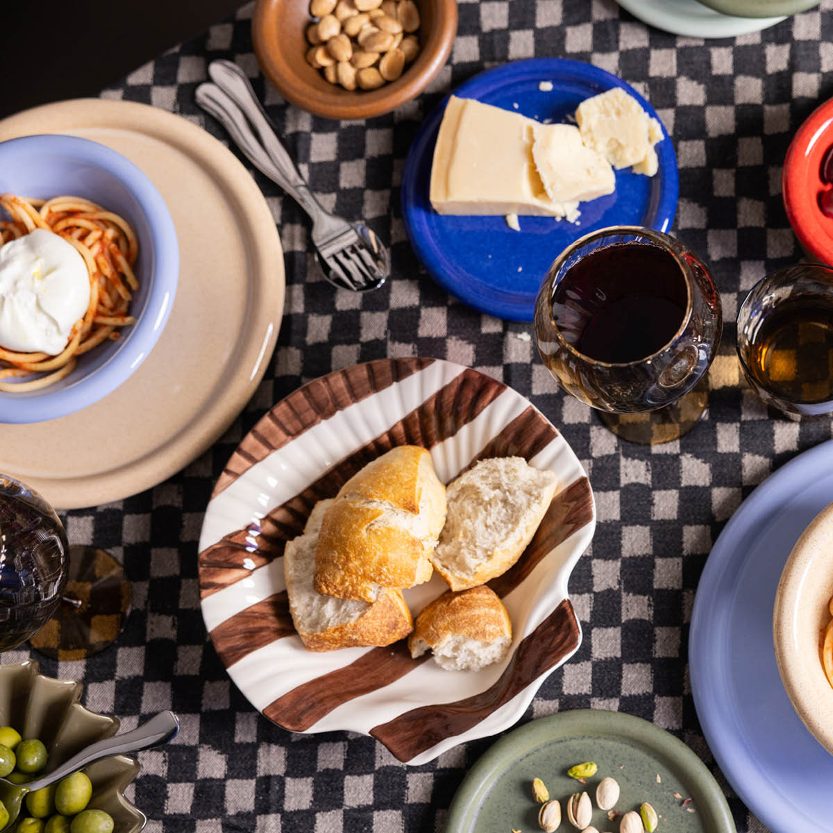 ByOn Armona serveringsfat 23,5 cm ränder mörkbrun/vit