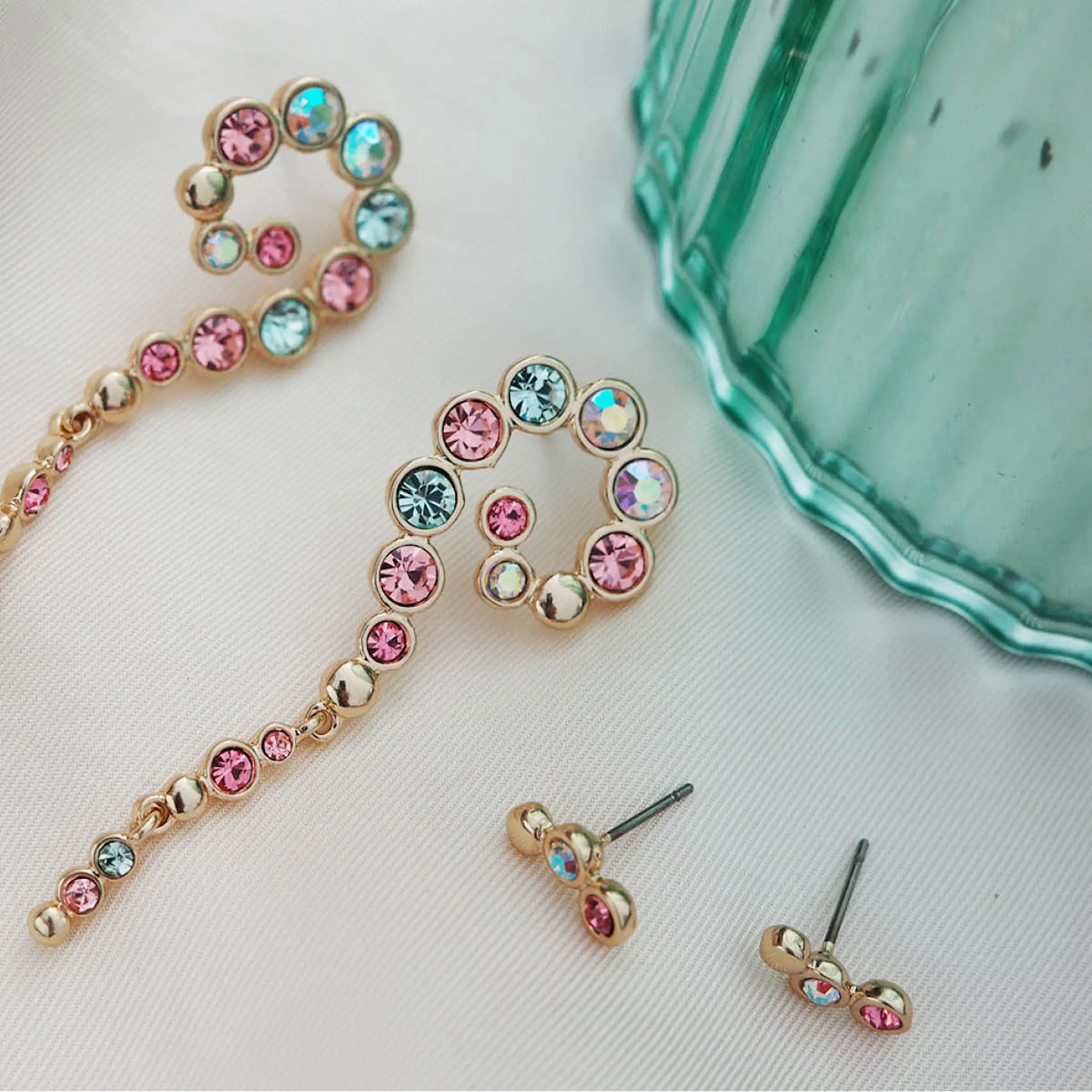 A&C Oslo AS Sweet Droplets små øredobber 12 mm gull/multi