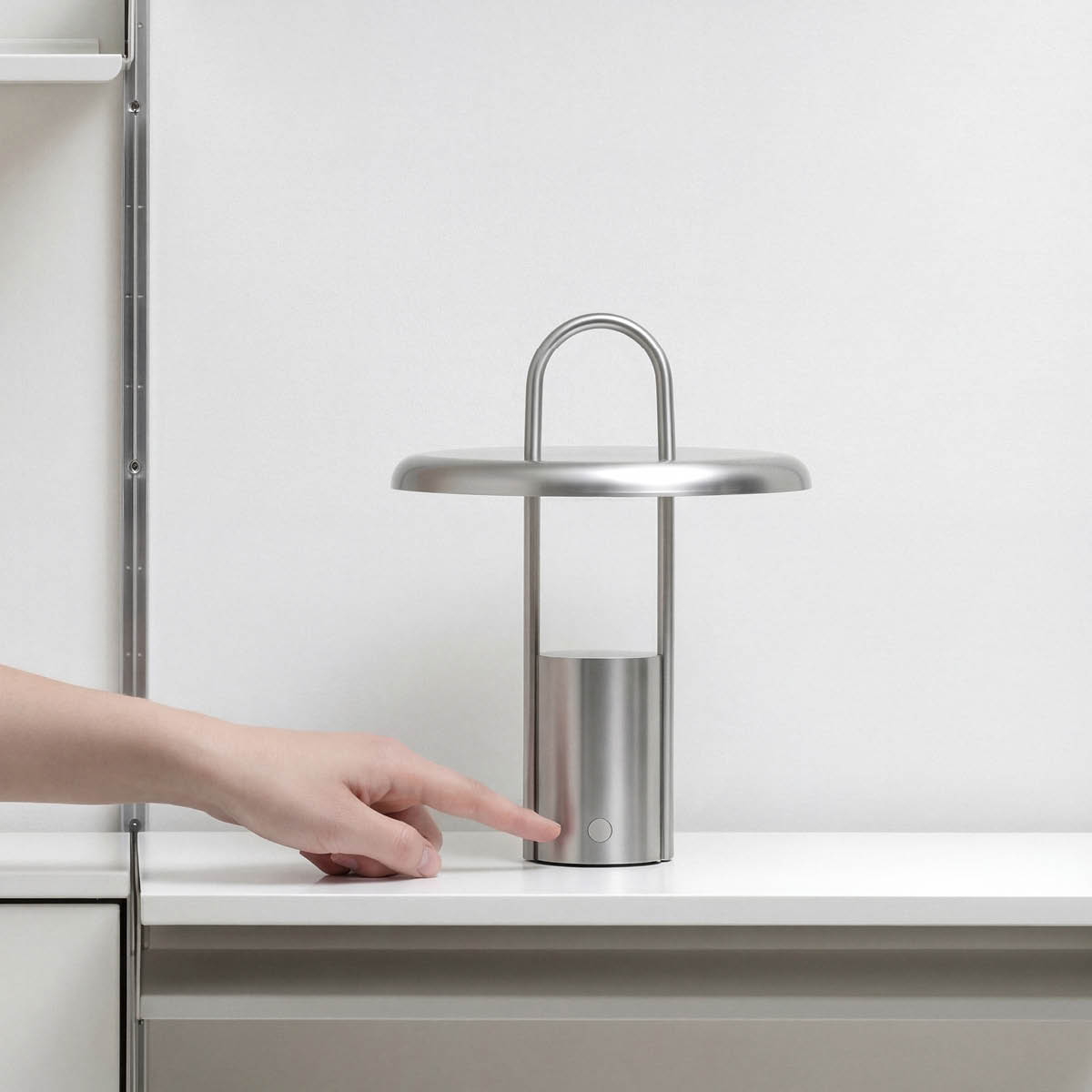Stelton Pier LED-lamppu, kannettava 25 cm teräs