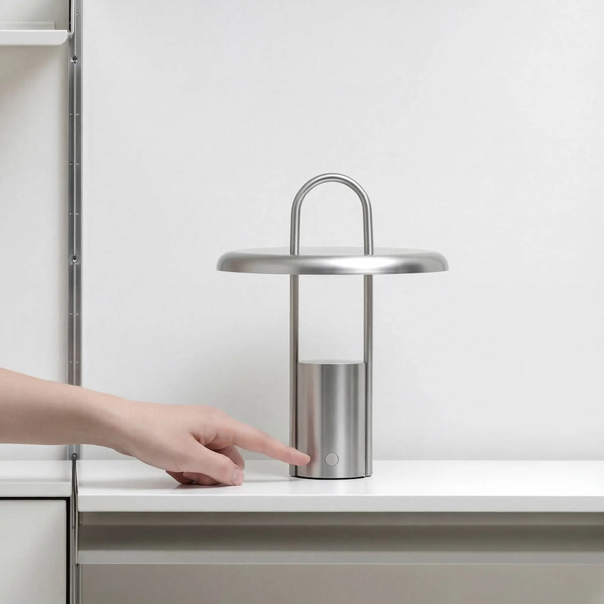 Stelton Pier LED-lamppu, kannettava 25 cm teräs