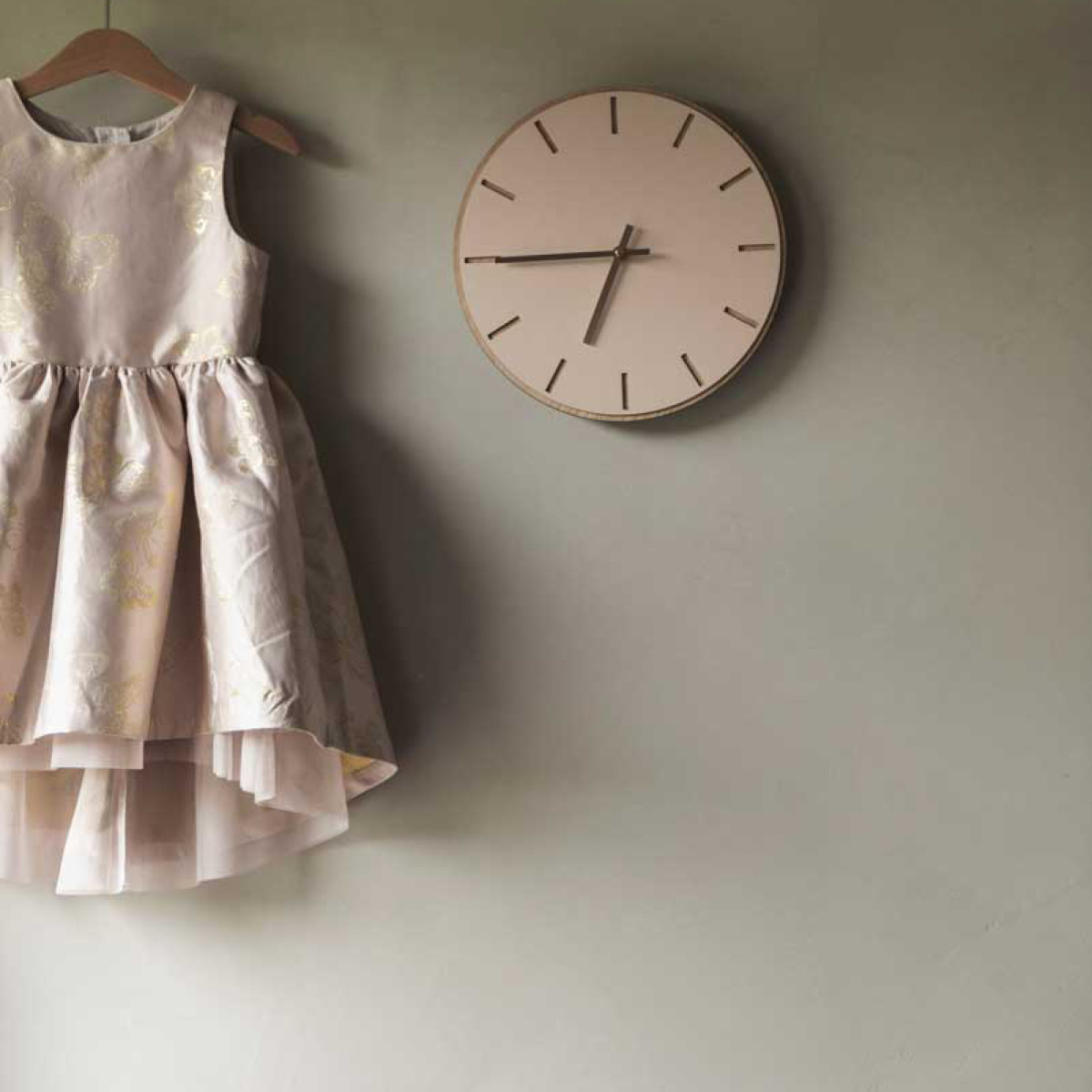 Hemverk Powder Seinäkello 28 cm Vaaleanpunainen/Kulta