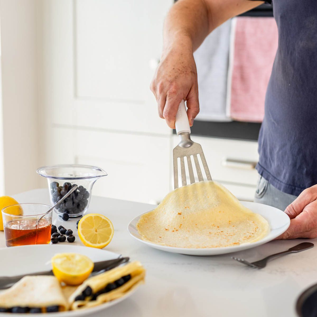 KitchenAid KitchenAid Classic stekespade perforert 32 cm porcelain white