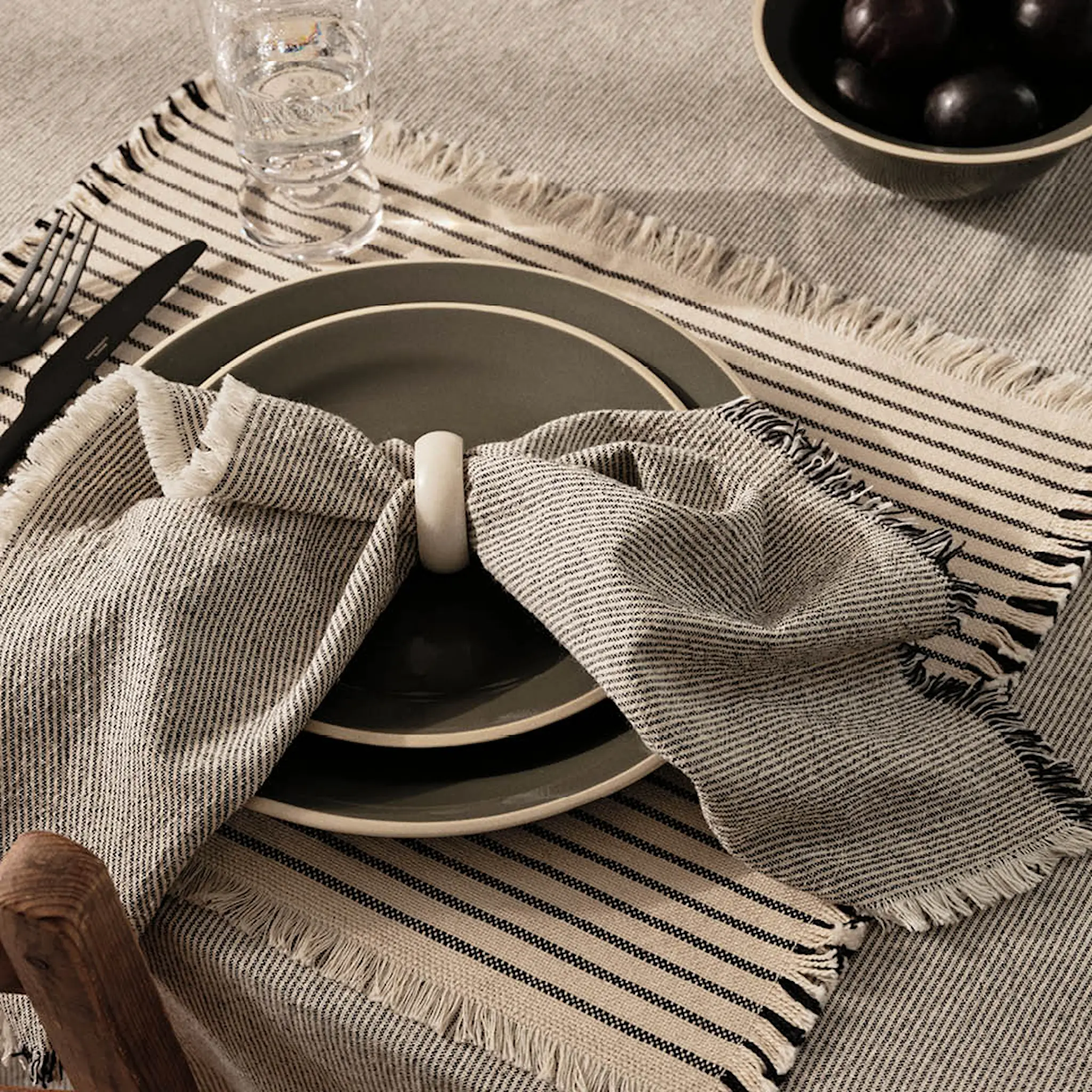 Broste Copenhagen Elouise lautasliina 45x45 cm musta/offwhite