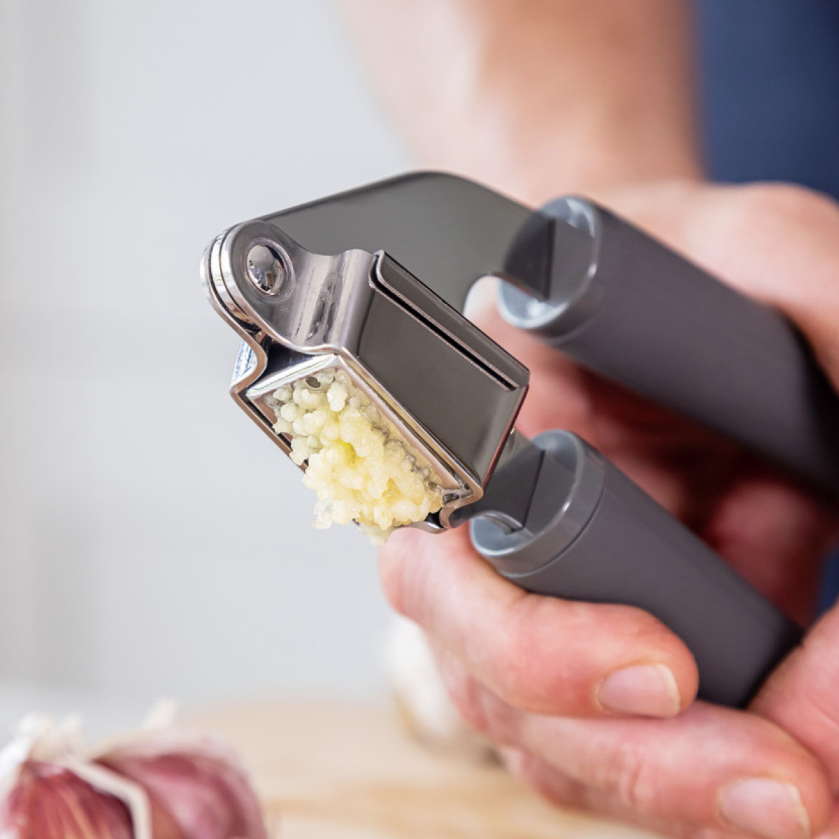 KitchenAid Core soft grip vitlökspress 18,8 cm charcoal grey