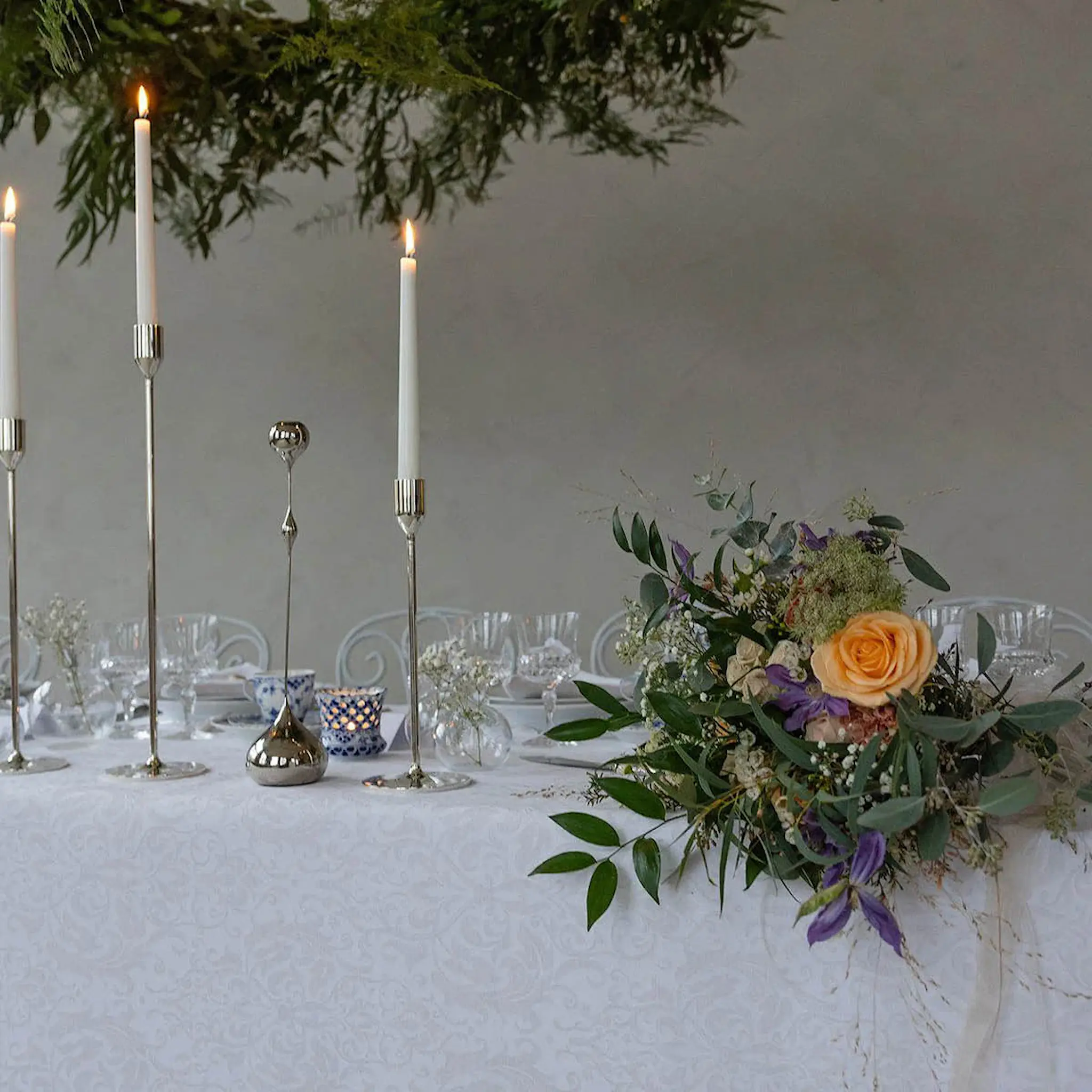 Ekelund Medaljong duk 150x300 cm ljusgrå