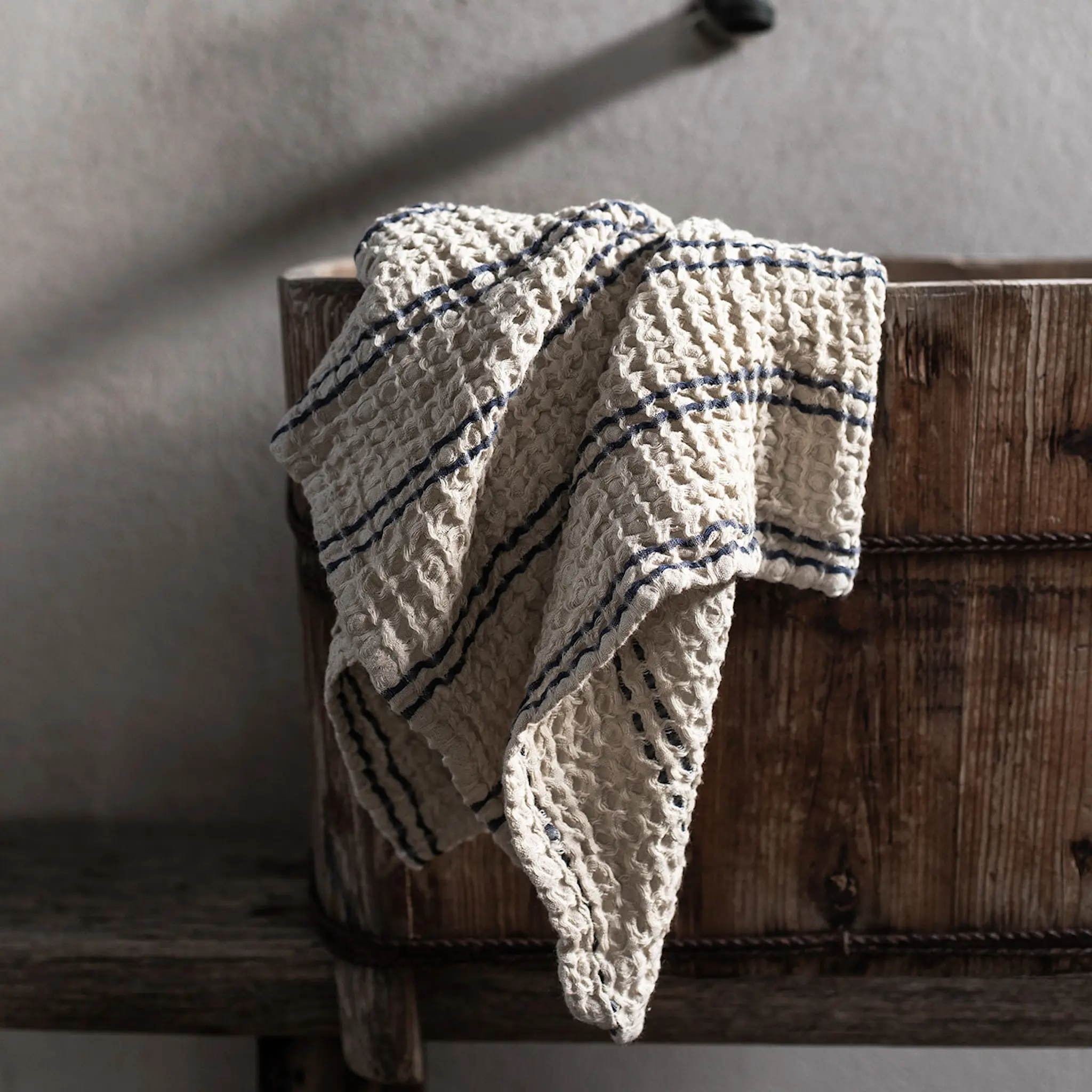 Tell Me More Nella handduk våfflad 50x70 cm blue stripe