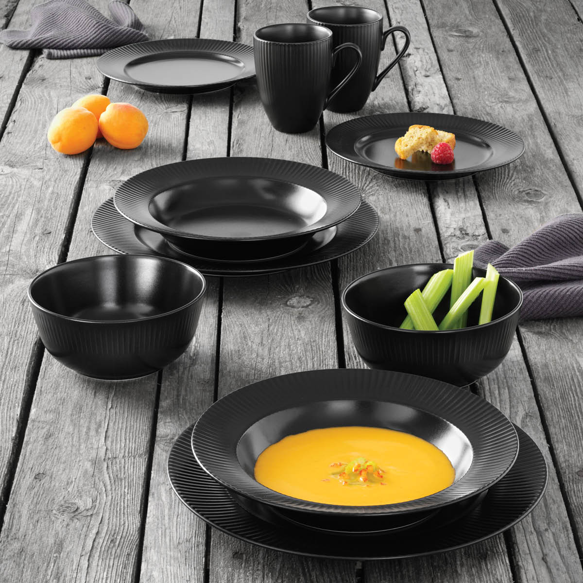 Aida Groovy Lautanen 27 cm Musta