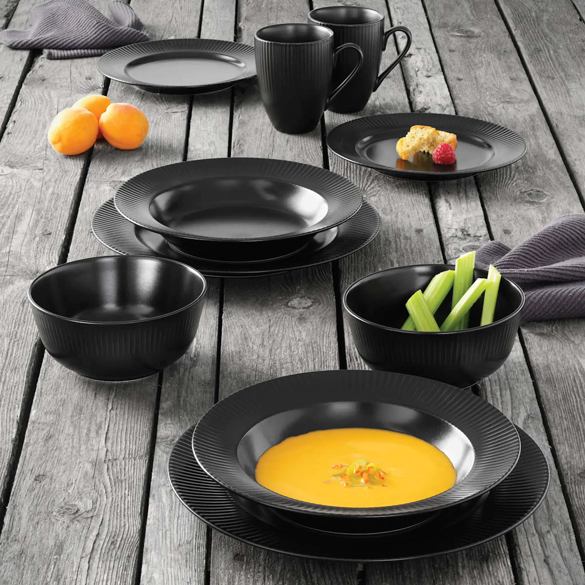 Aida Groovy Lautanen 27 cm Musta