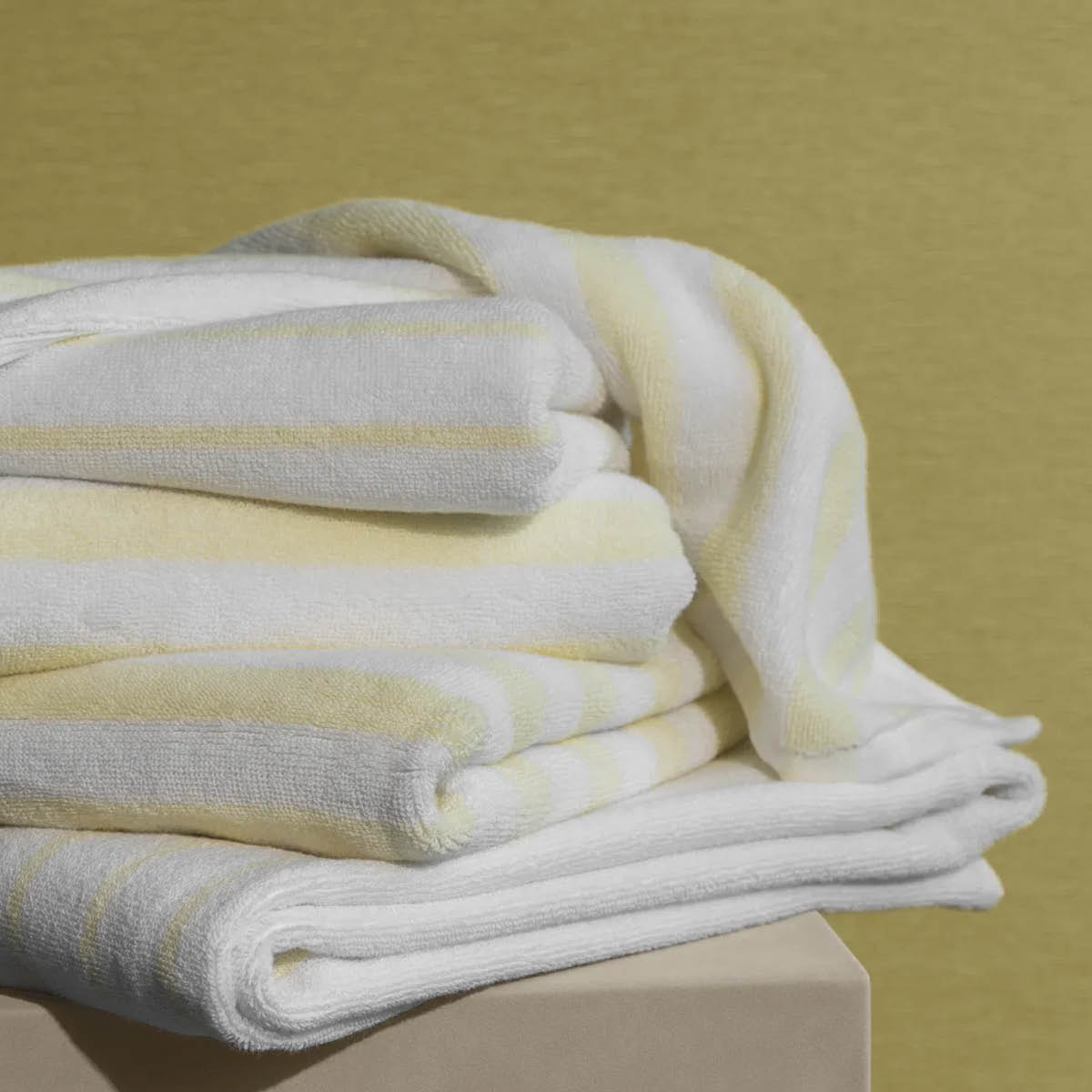 Blomus Arto badhandduk 140x70 cm vit/gul bredrandig