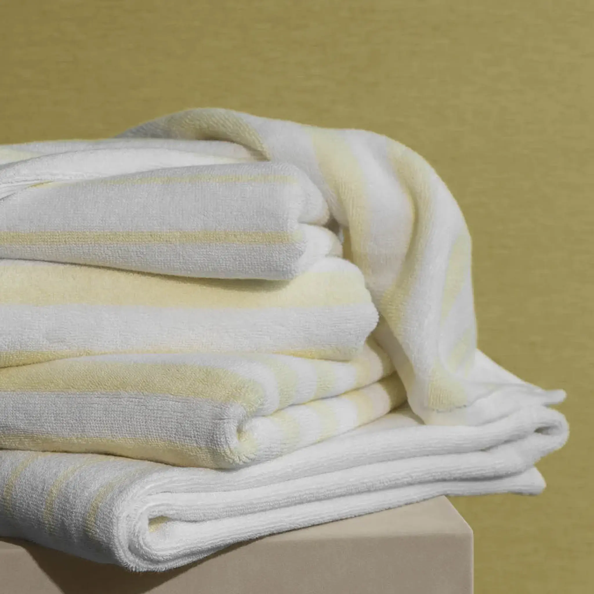 Blomus Arto badhandduk 140x70 cm vit/gul bredrandig