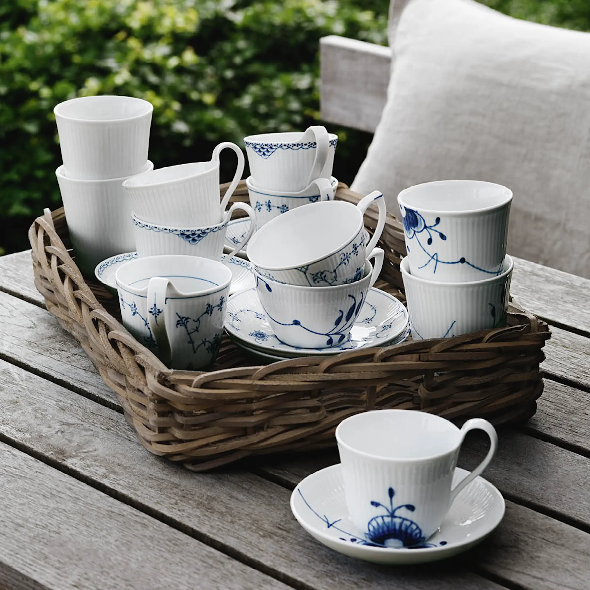 Royal Copenhagen White Fluted kopp med högt handtag 24 cl med fat