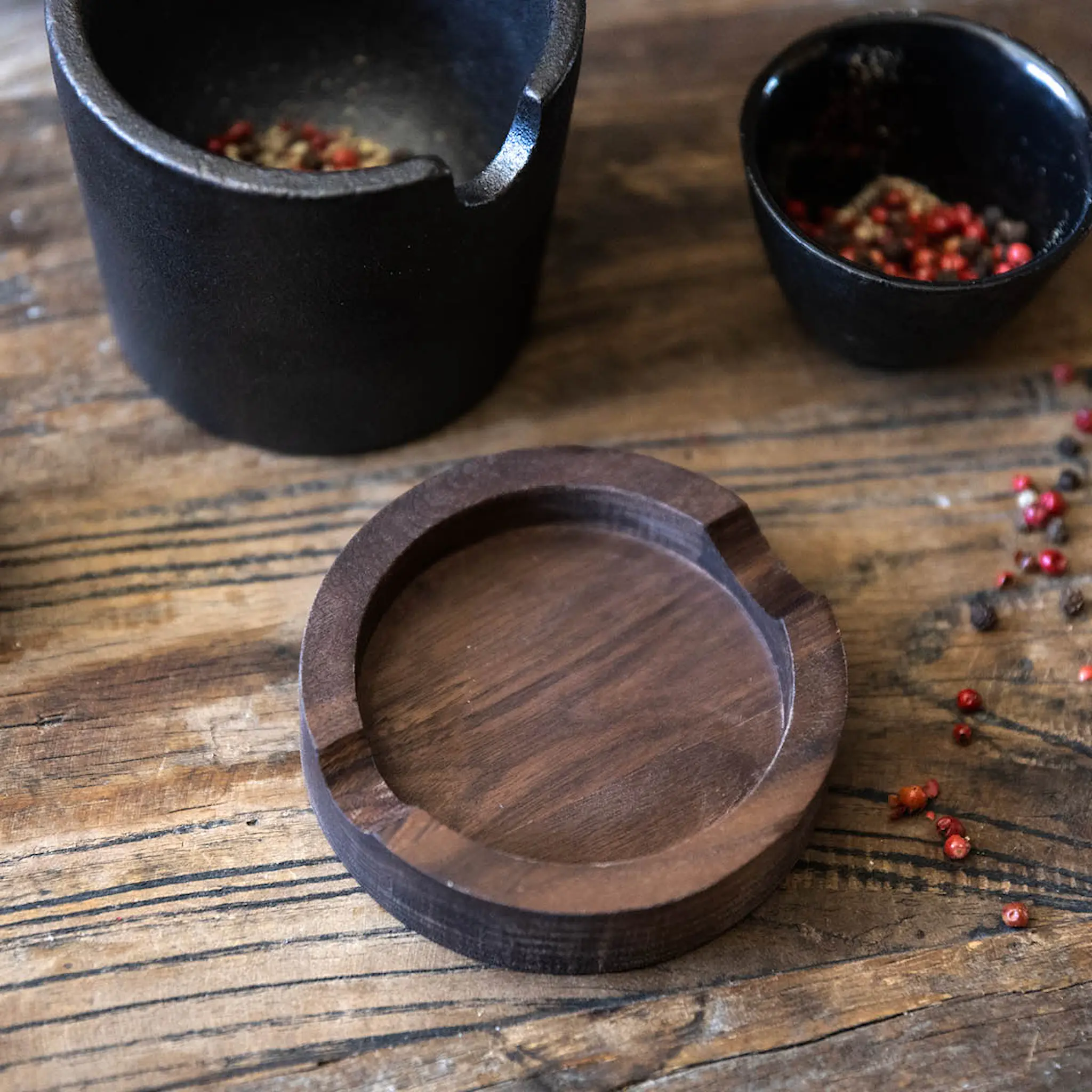 Satake Mortteli kannella 10x8,5 cm Valurauta/Pähkinäpuu