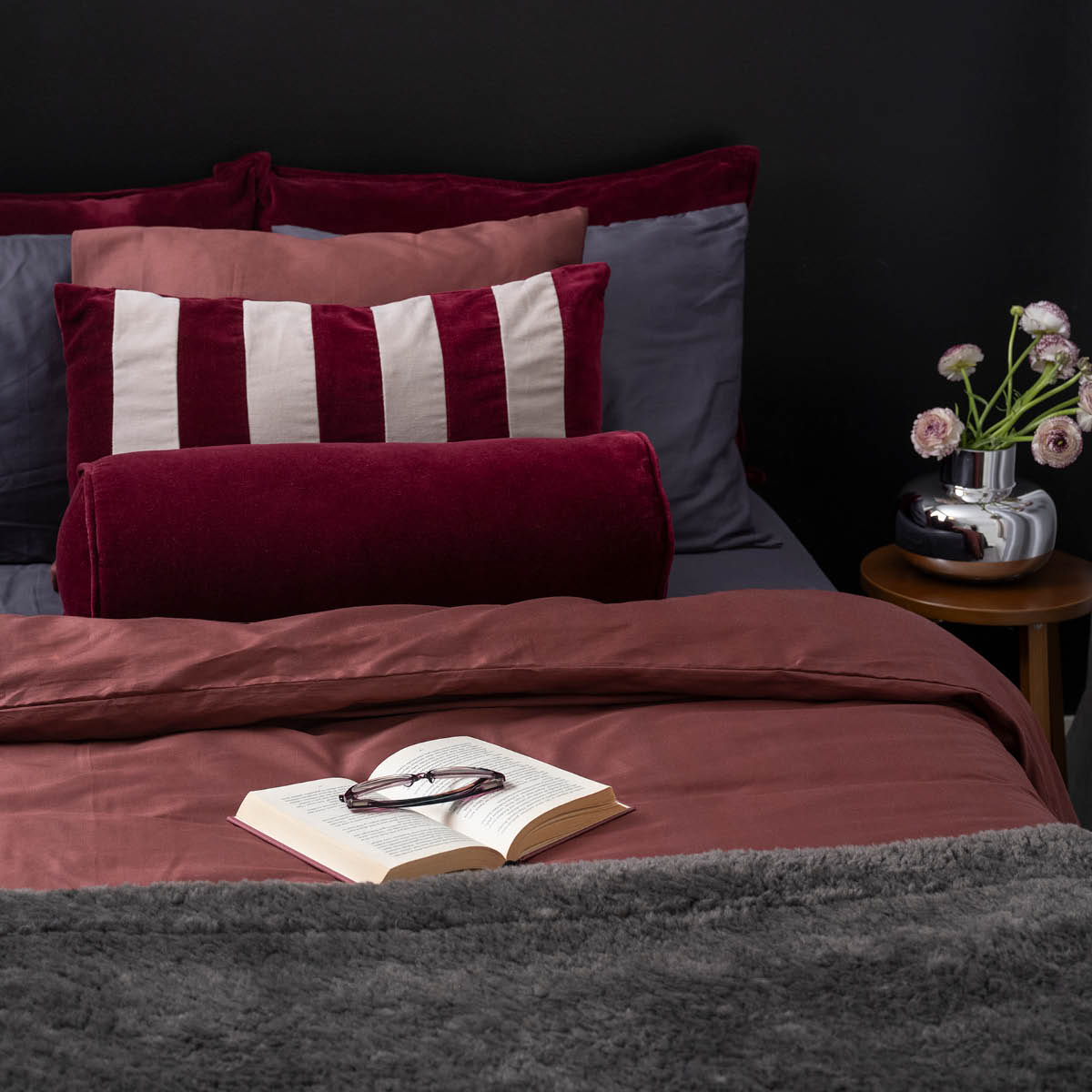 Fanni K Bolster kudde sammet 55x20 cm vinröd