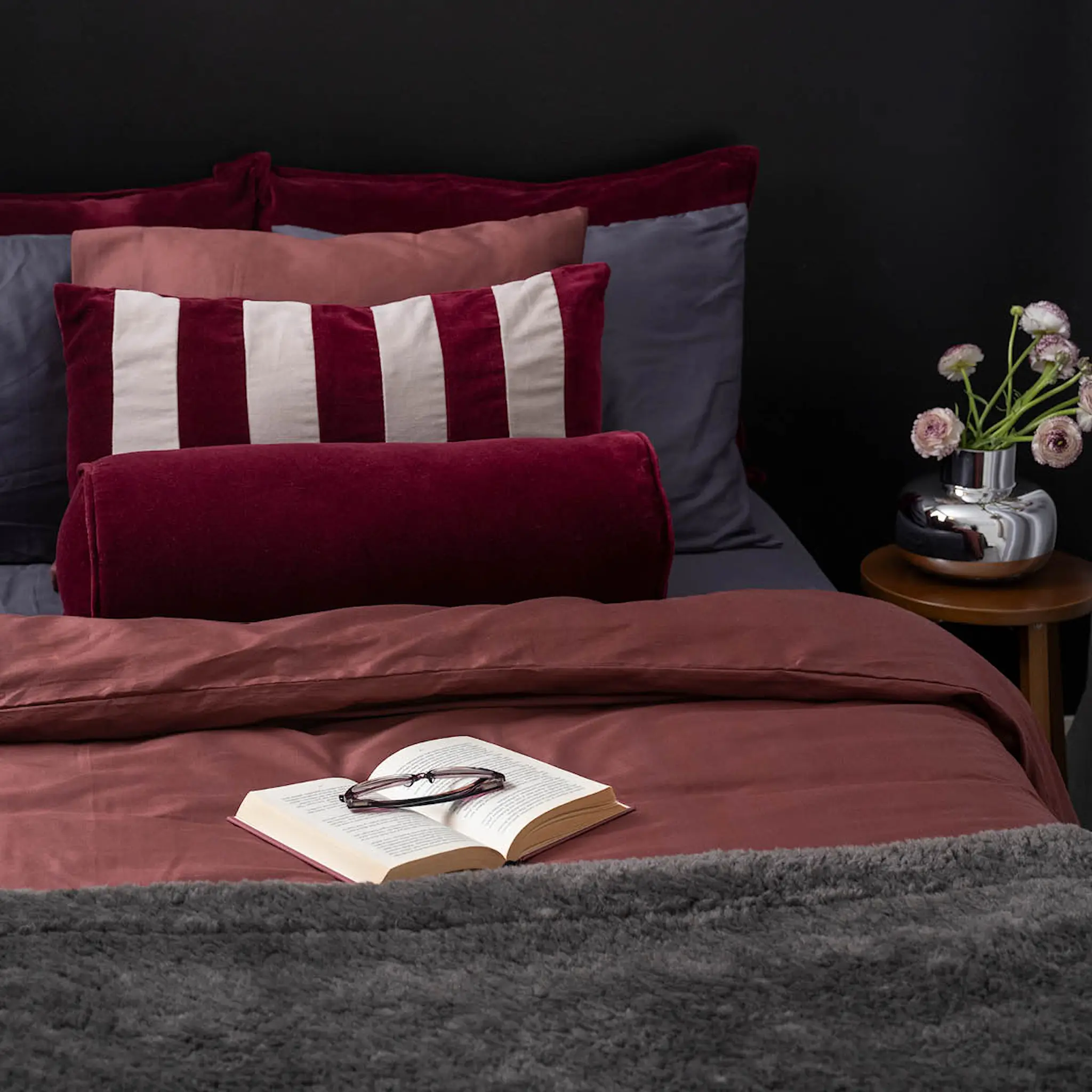 Fanni K Bolster kudde sammet 55x20 cm vinröd
