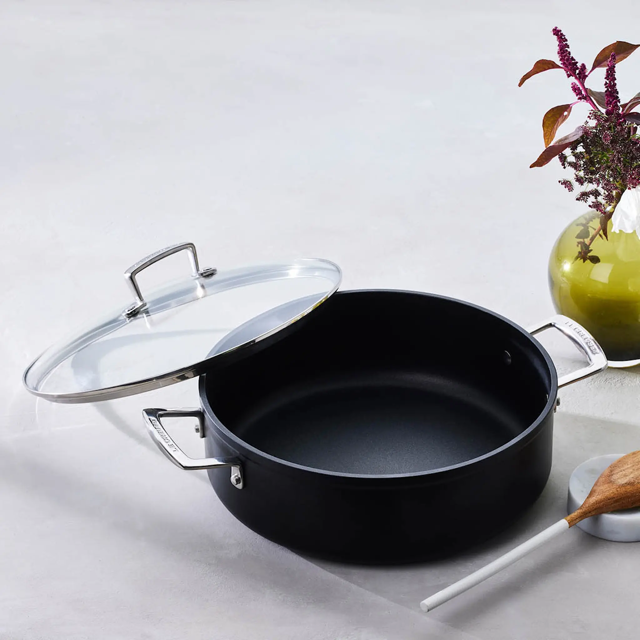 Le Creuset Toughened Non-Stick Sauteusegryta med glaslock 28 cm