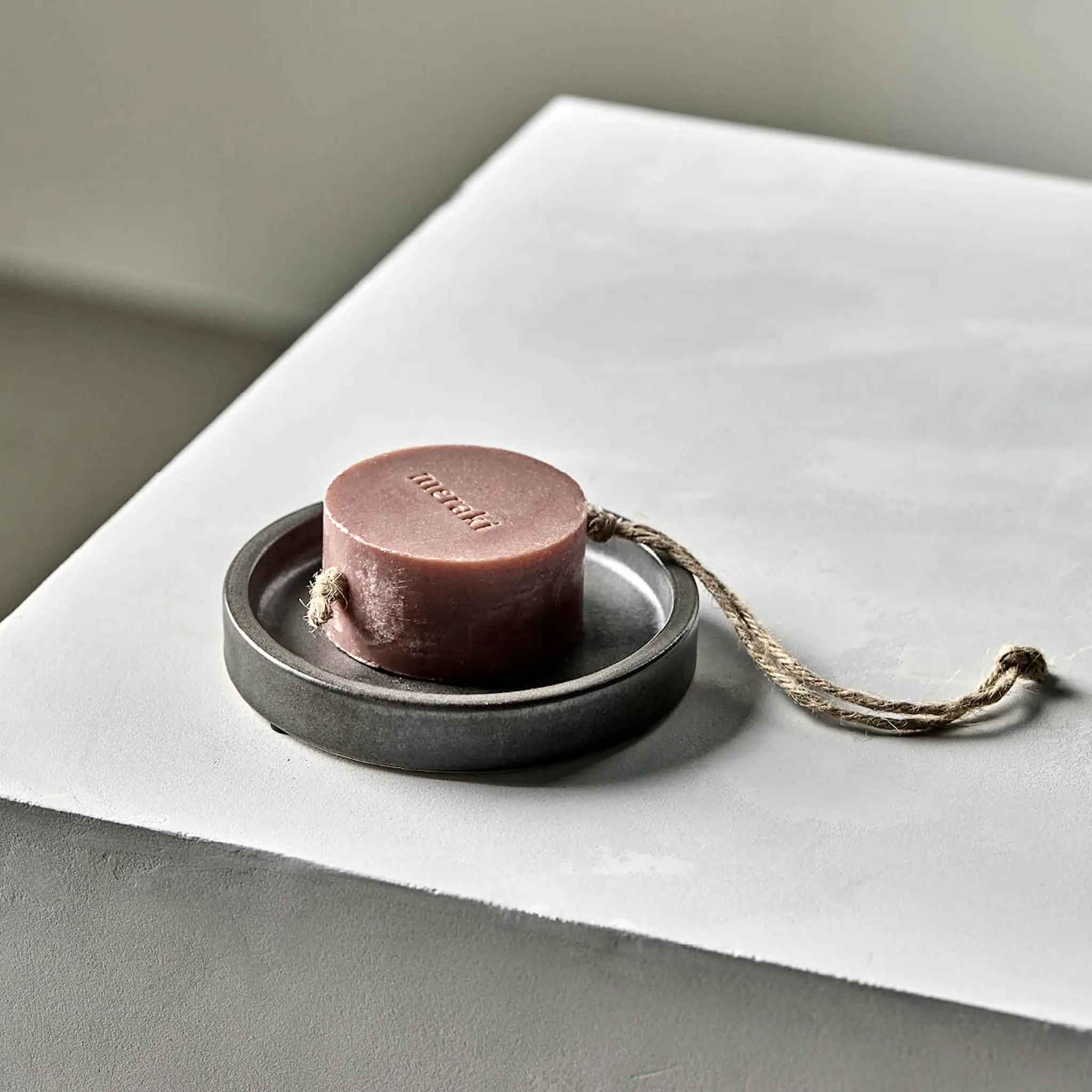 Meraki Datura Saippuakuppi 12,5 cm Tummanharmaa