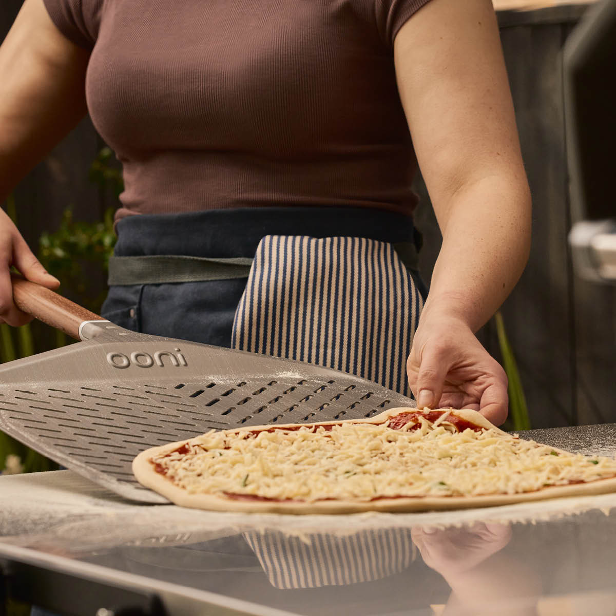 Ooni Pizzaspade perforerad 30 cm valnöt