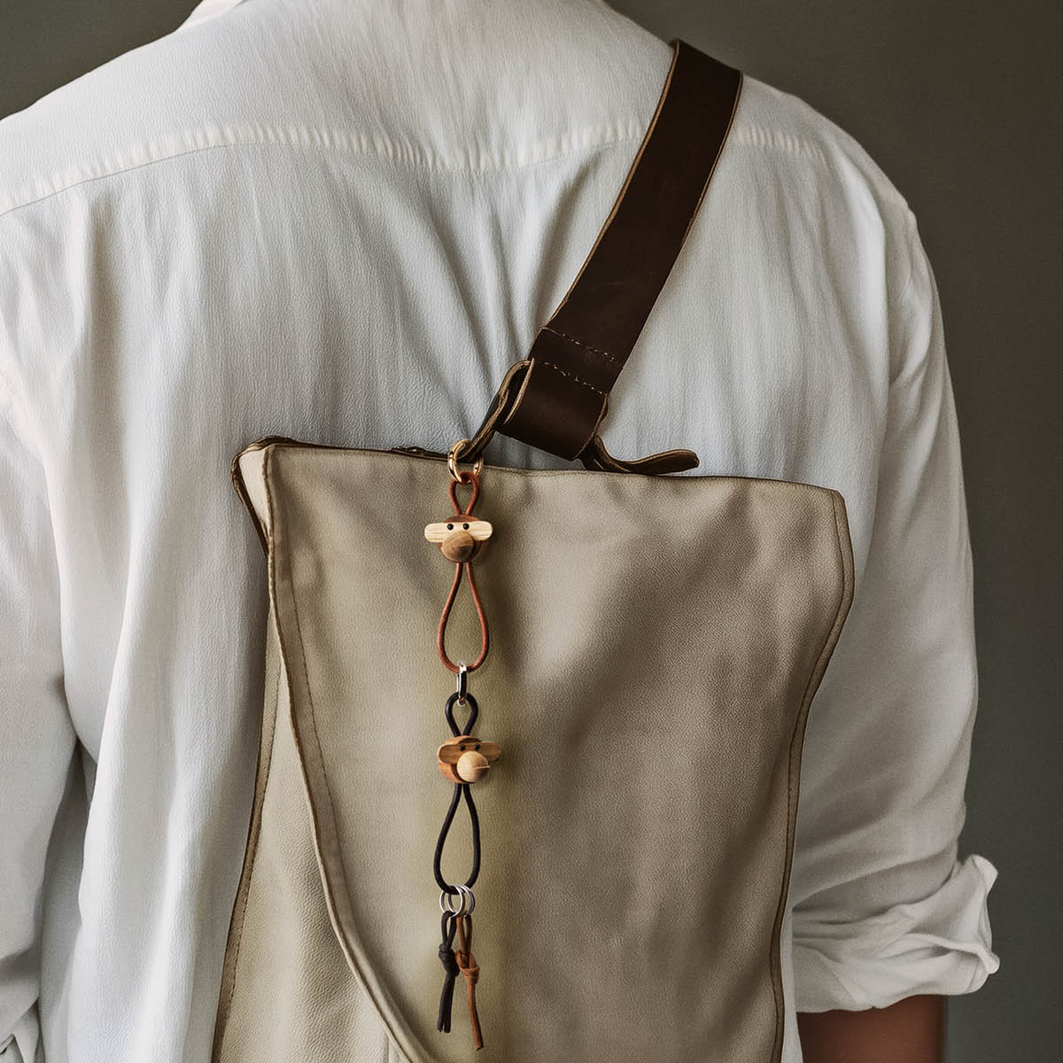 Kay Bojesen Denmark Apa nyckelring 5x3 cm guld/natur/teak/limba