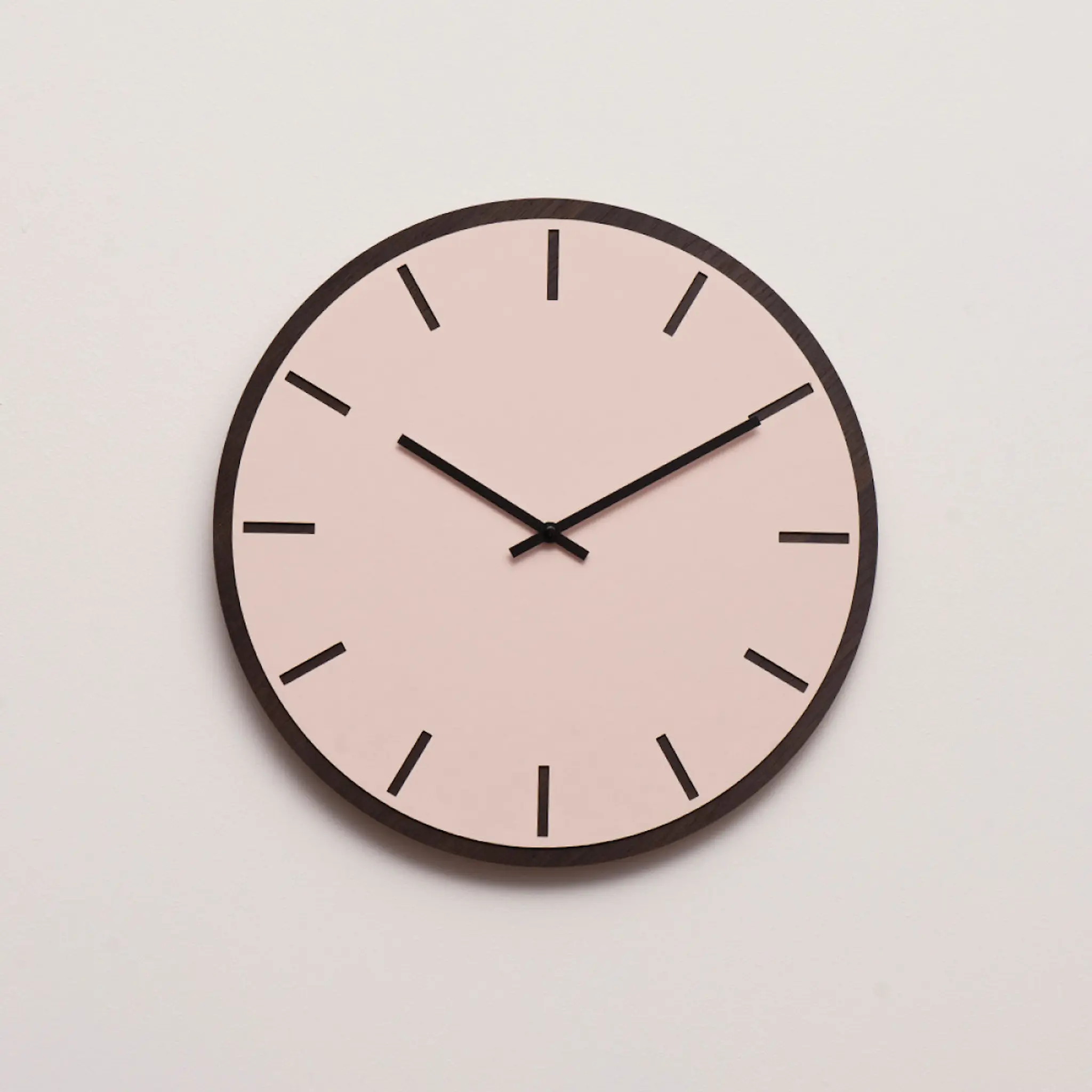 Hemverk Dark Oak Powder väggklocka 28 cm rosa med svart visare