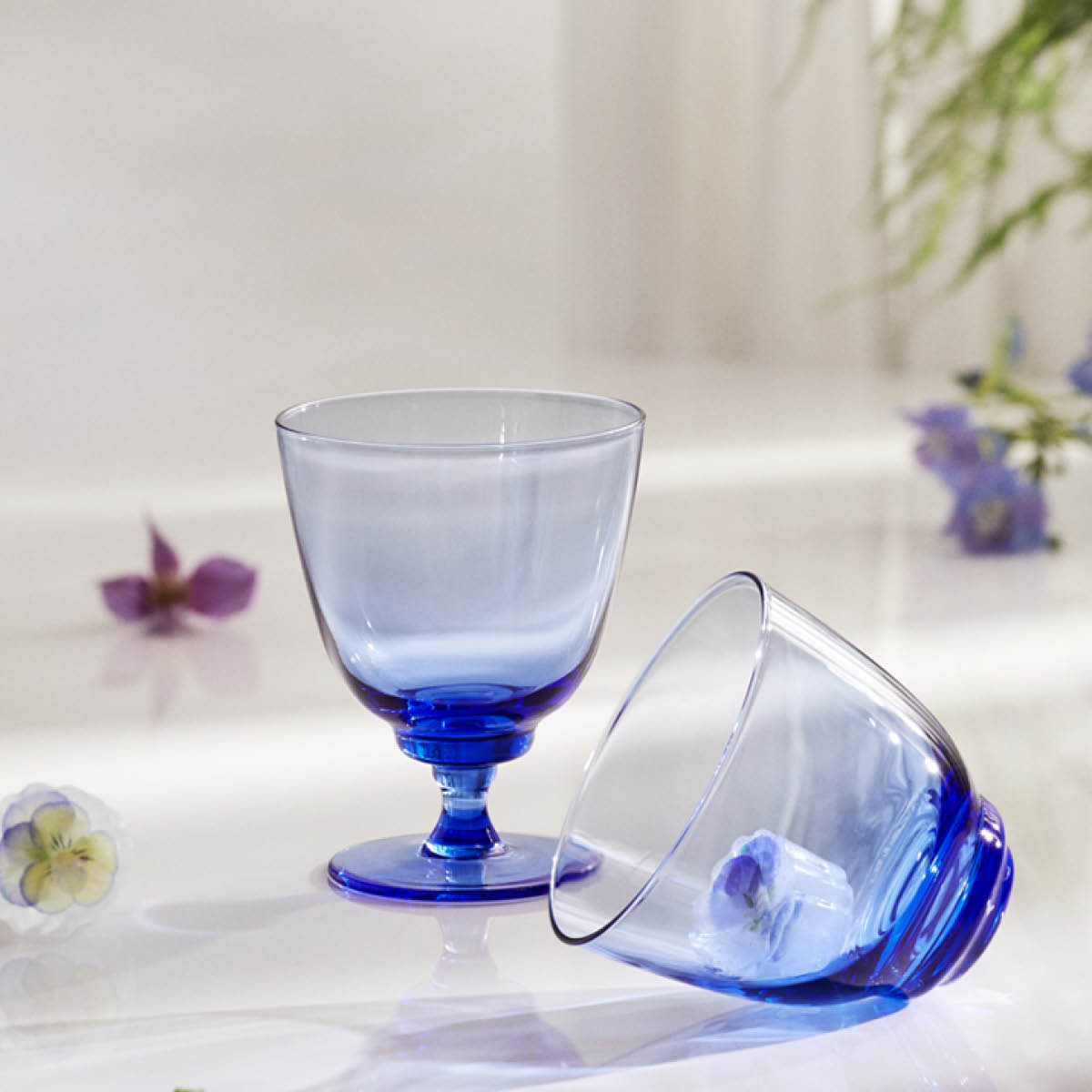 Holmegaard Flow Juomalasi jalallinen 35 cl Tummansininen