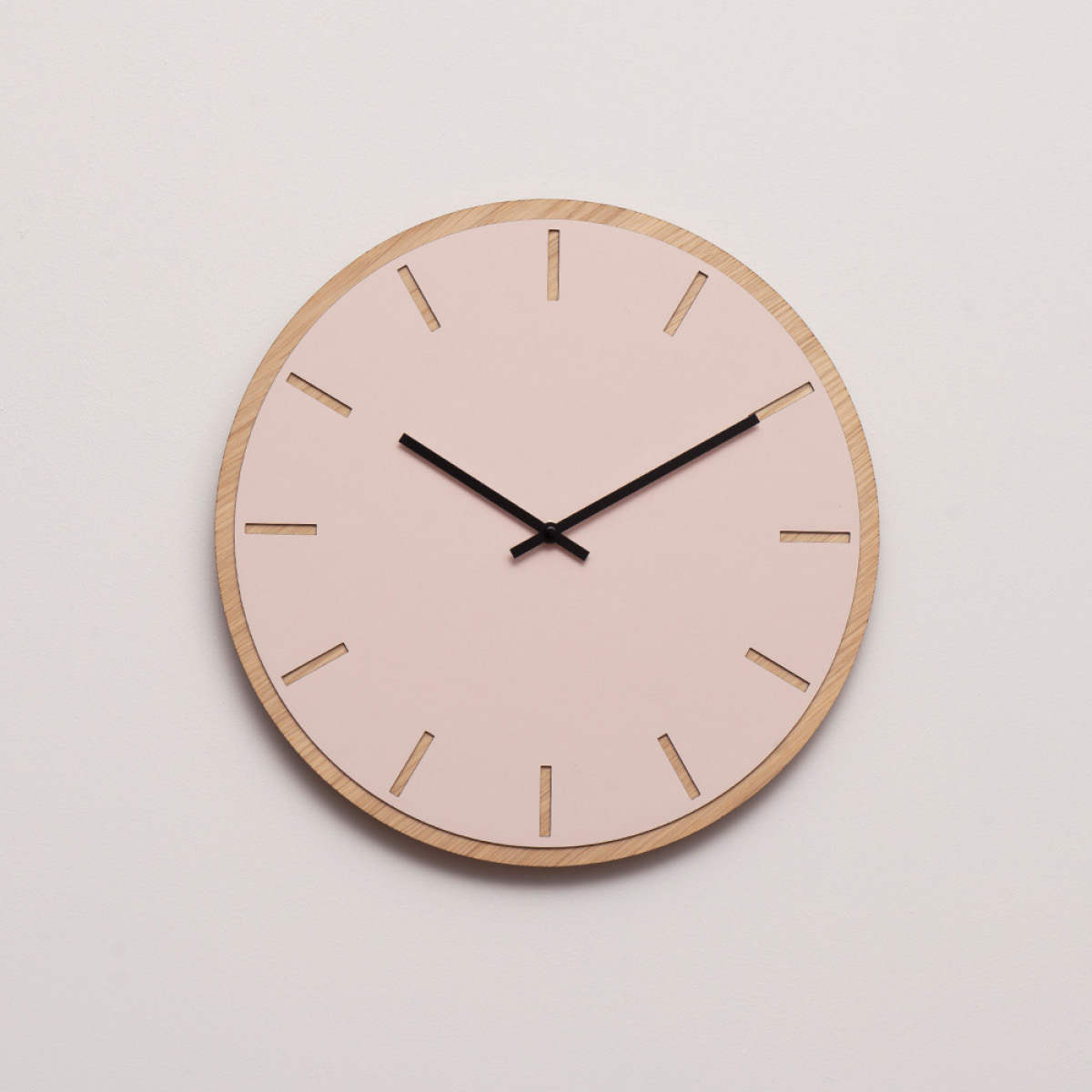 Hemverk Powder Seinäkello 28 cm Vaaleanpunainen/Musta