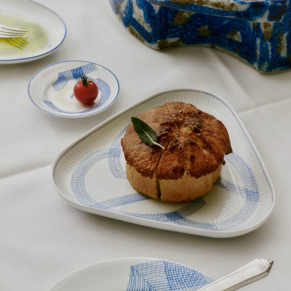 Royal Copenhagen Motif Tarjoiluvati 23 cm Sininen/Valkoinen