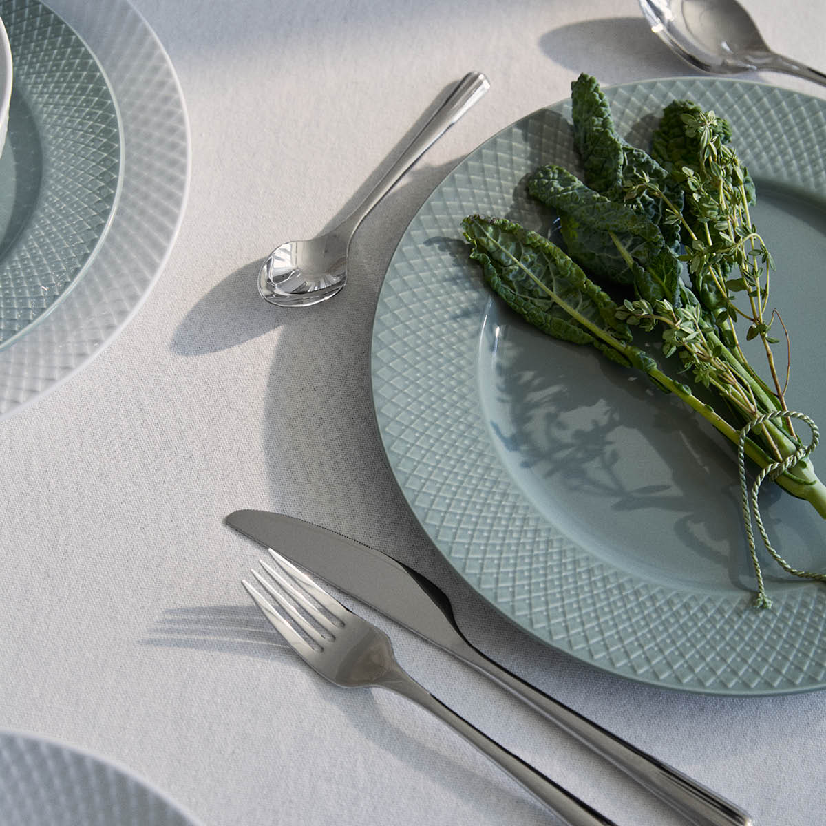 Lyngby Porcelæn Rhombe Earth lautanen 27 cm sammaleenvihreä