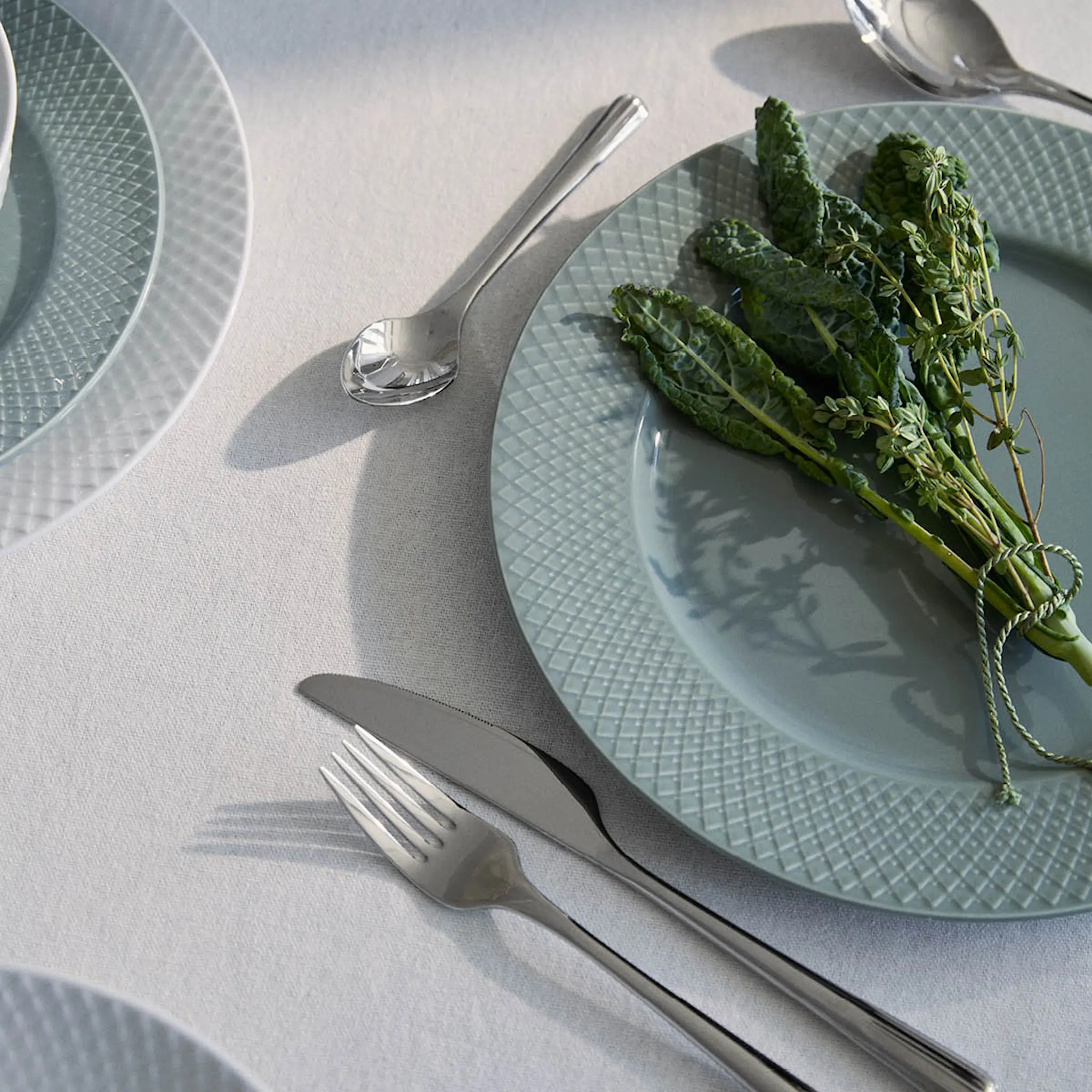 Lyngby Porcelæn Rhombe Earth lautanen 27 cm sammaleenvihreä