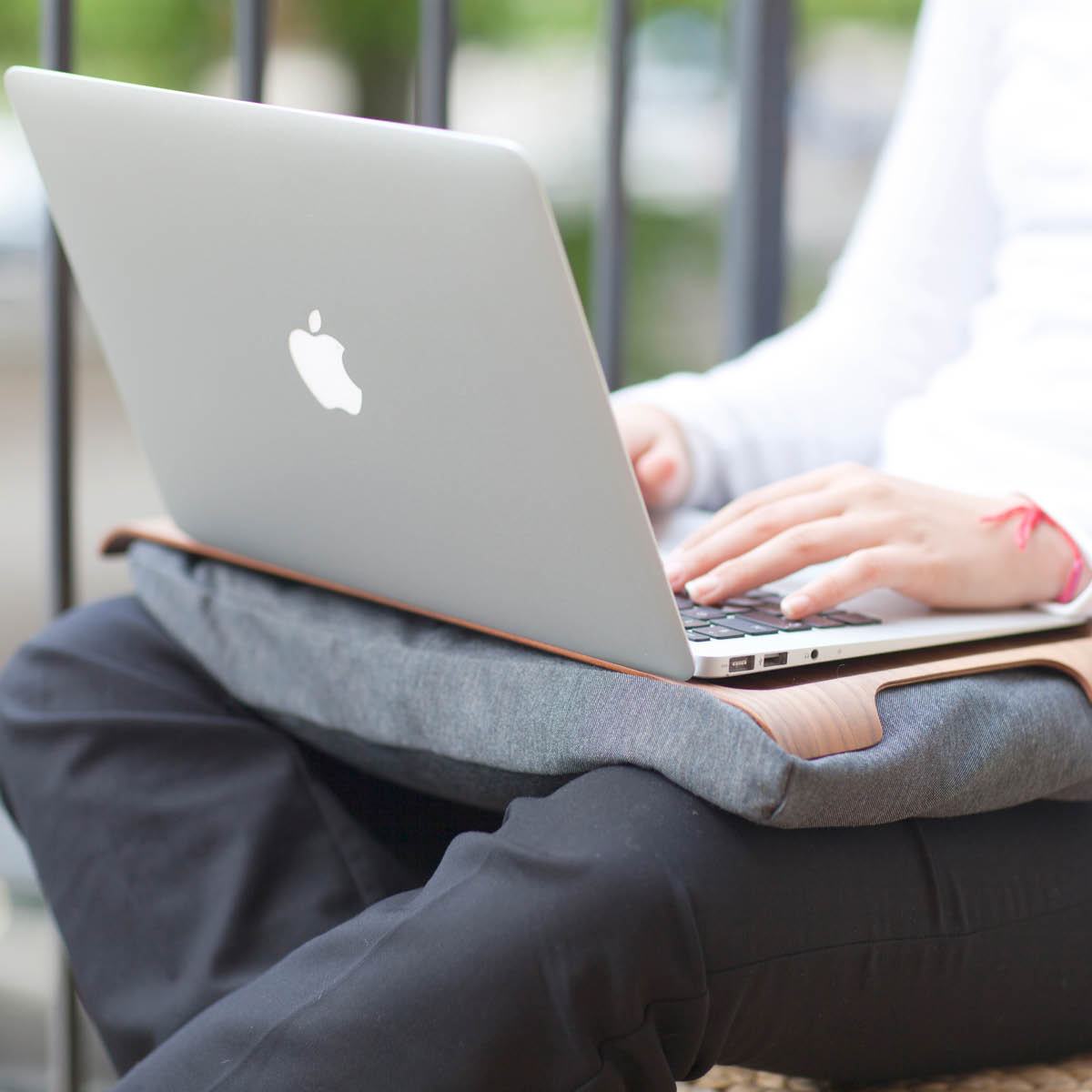 Bosign Laptray anti-slip knäbricka 43x23 cm valnöt/grå