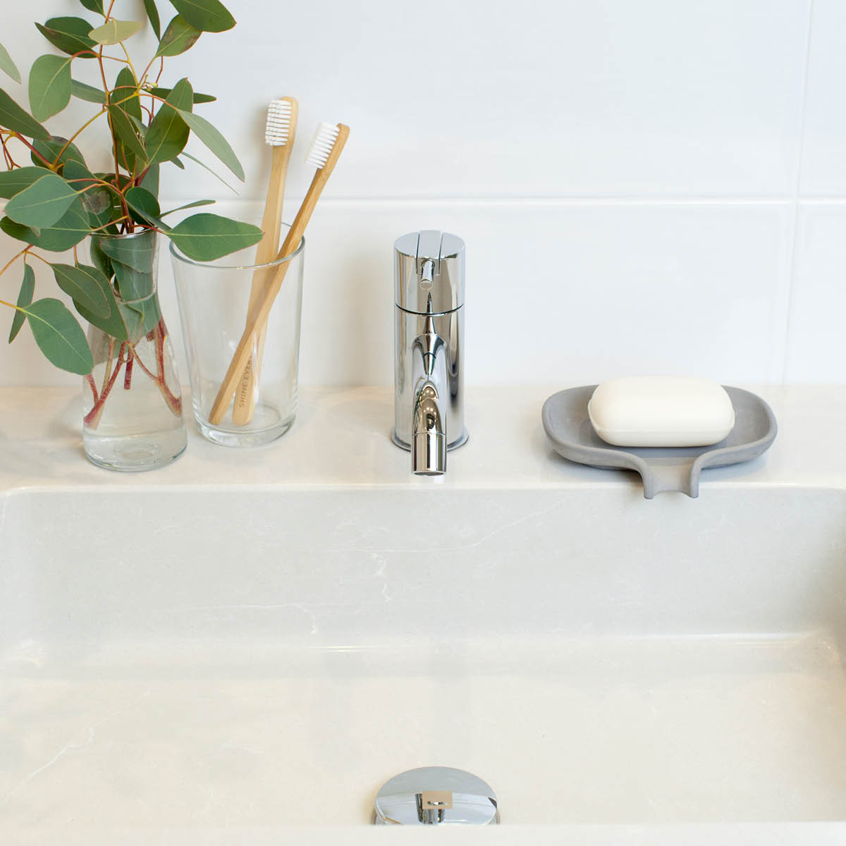 Bosign Flow tvålfat med avrinning 14 cm betong grå