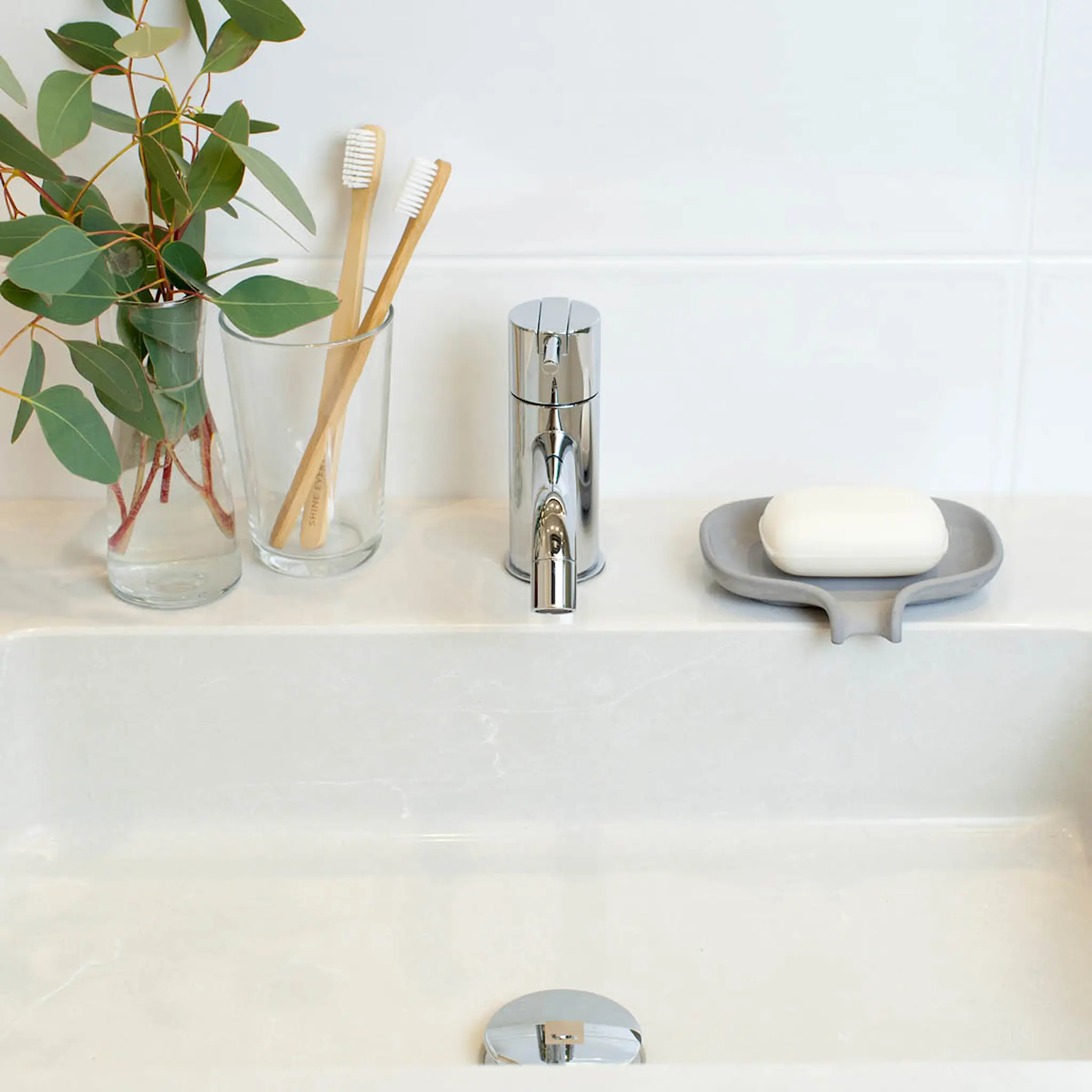 Bosign Flow tvålfat med avrinning 14 cm betong grå