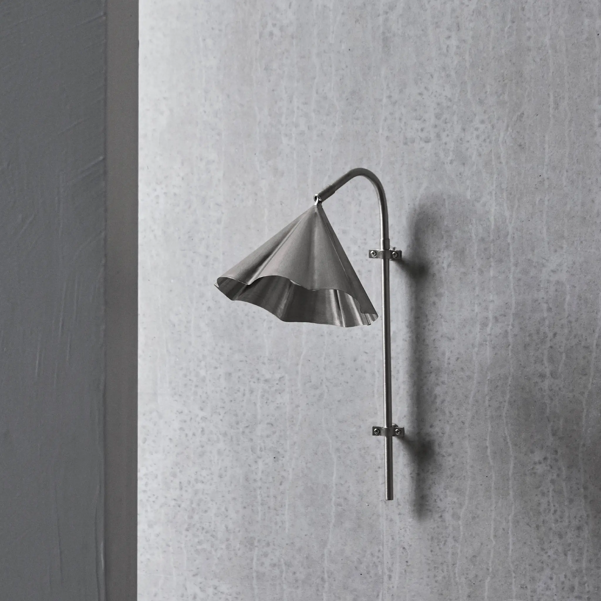 House Doctor Flola vegglampe 51 cm børstet sølvfinish