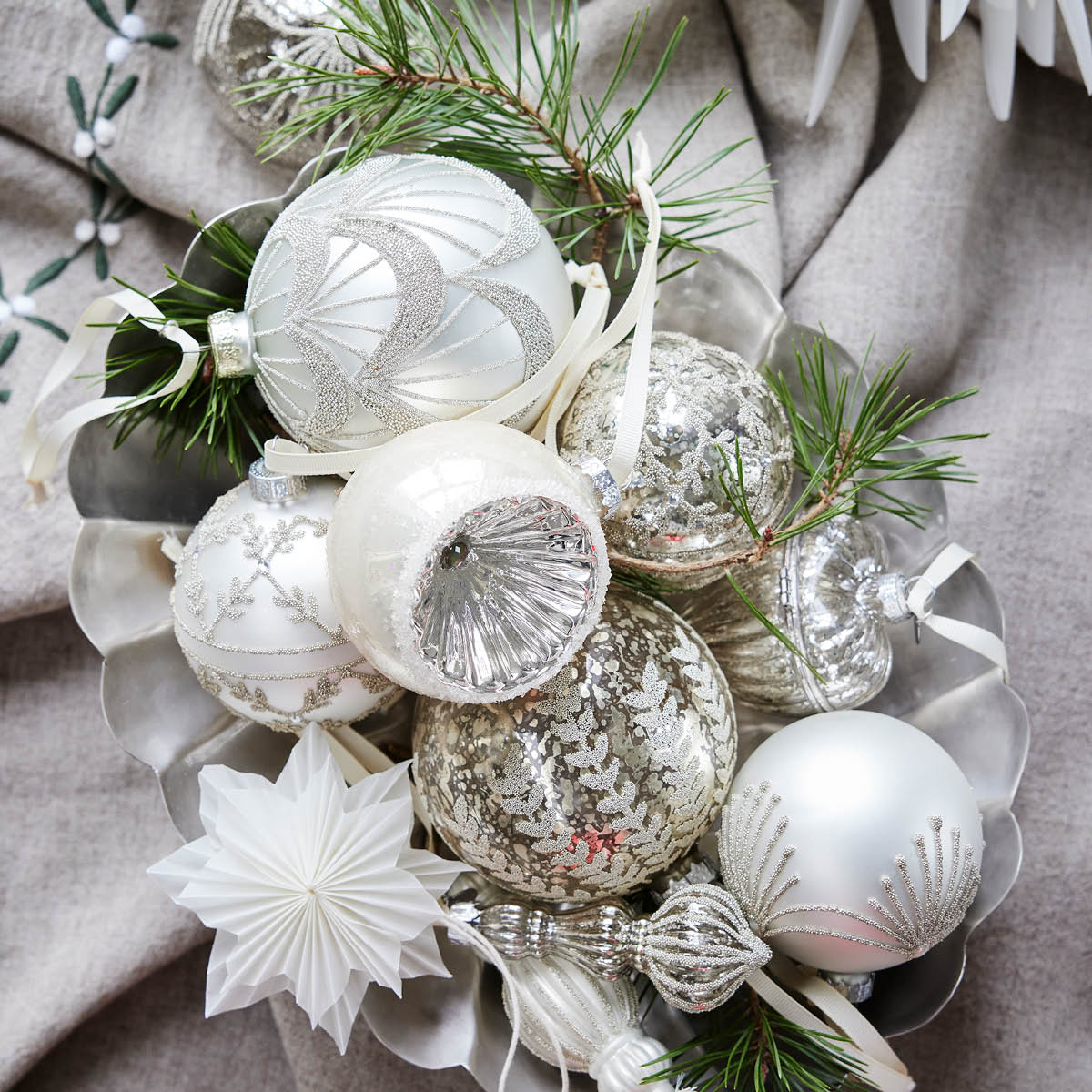 Lene Bjerre Perline julkula 8 cm girlang antiksilver/benvit