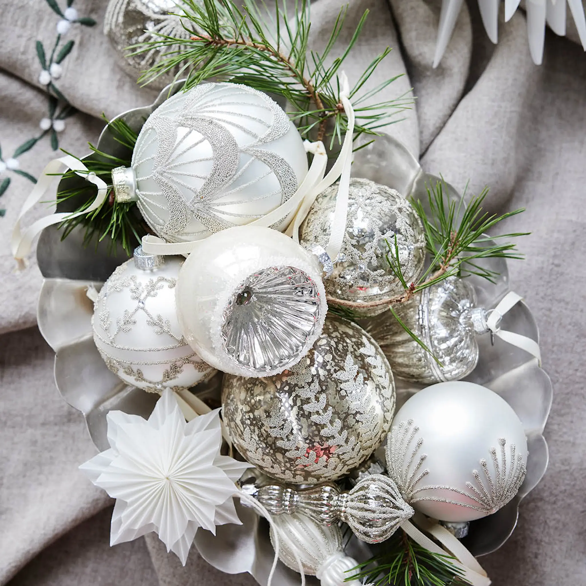 Lene Bjerre Perline Joulupallo 8 cm Hopea/Luunvalkoinen
