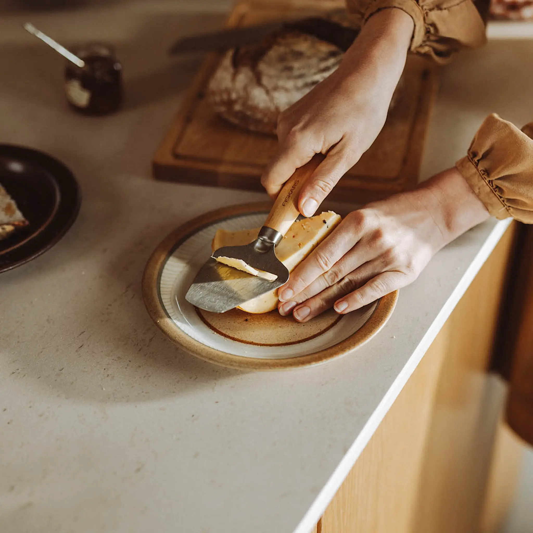 Fiskars Folken ostehøvel for harde oster 20 cm tre/stål