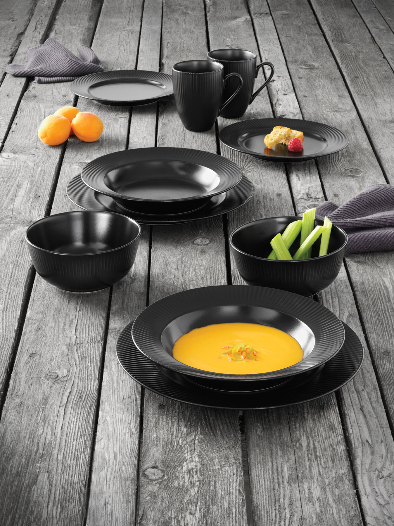 Aida Groovy Keittolautanen 23 cm Musta