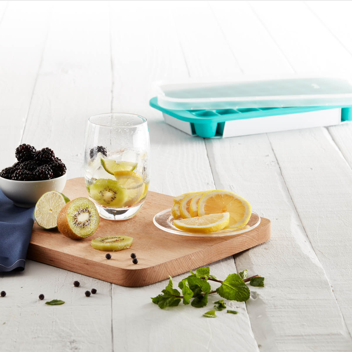 Lékué Isform med lock för 32 isbitar turkos