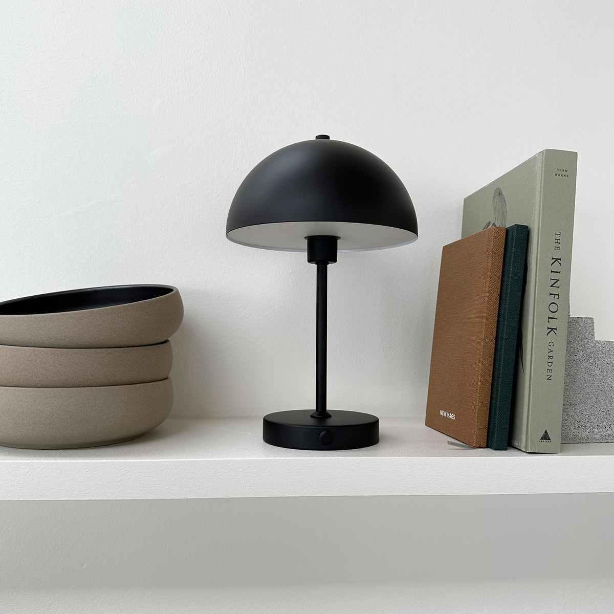 Dyberg Larsen Stockholm Kannettava pöytävalaisin versio 2 30 cm Musta